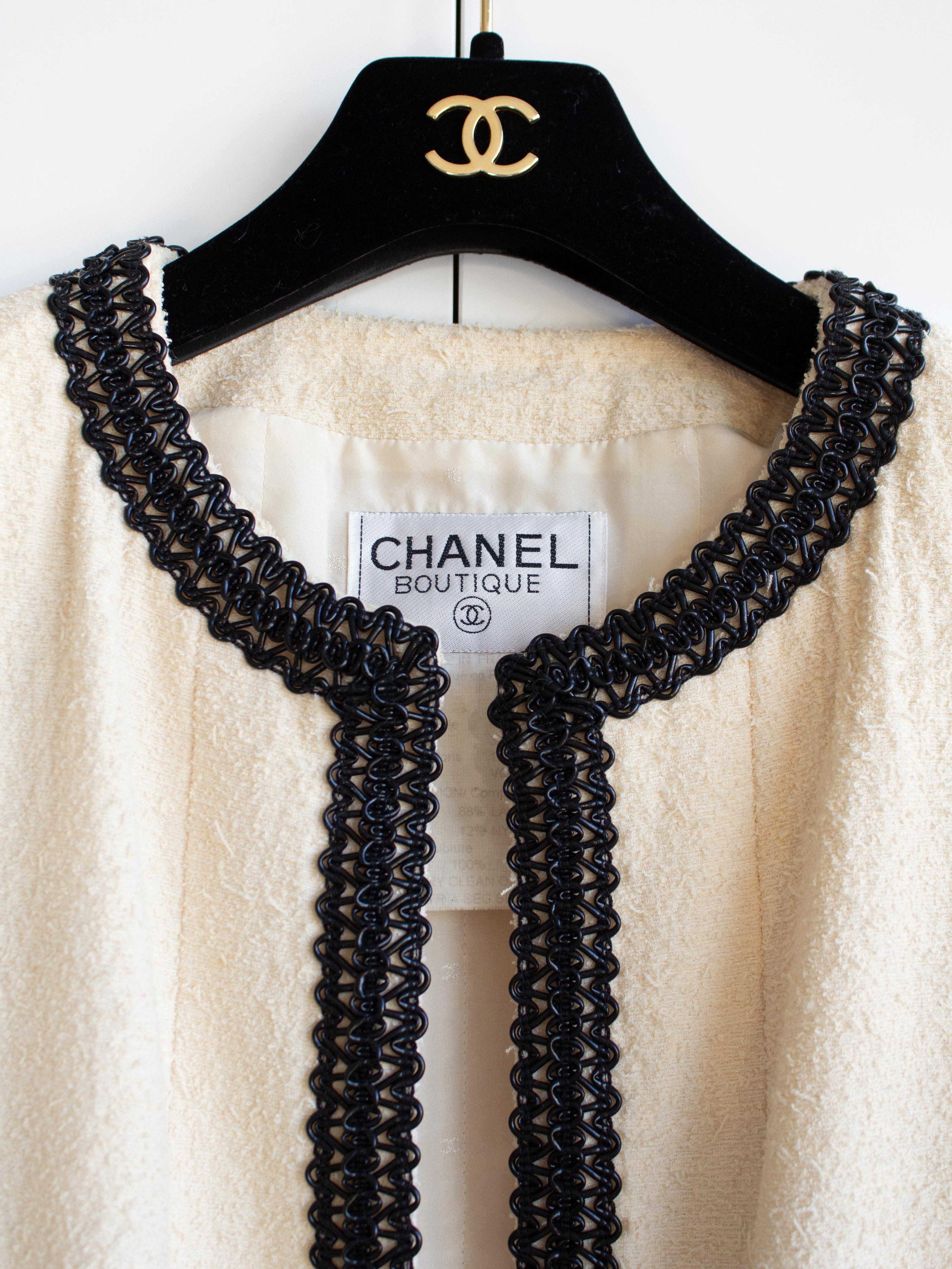 Women's Chanel Vintage Spring/Summer 1994 Ecru Ivory Cream Black Scoubidou 94P Jacket For Sale