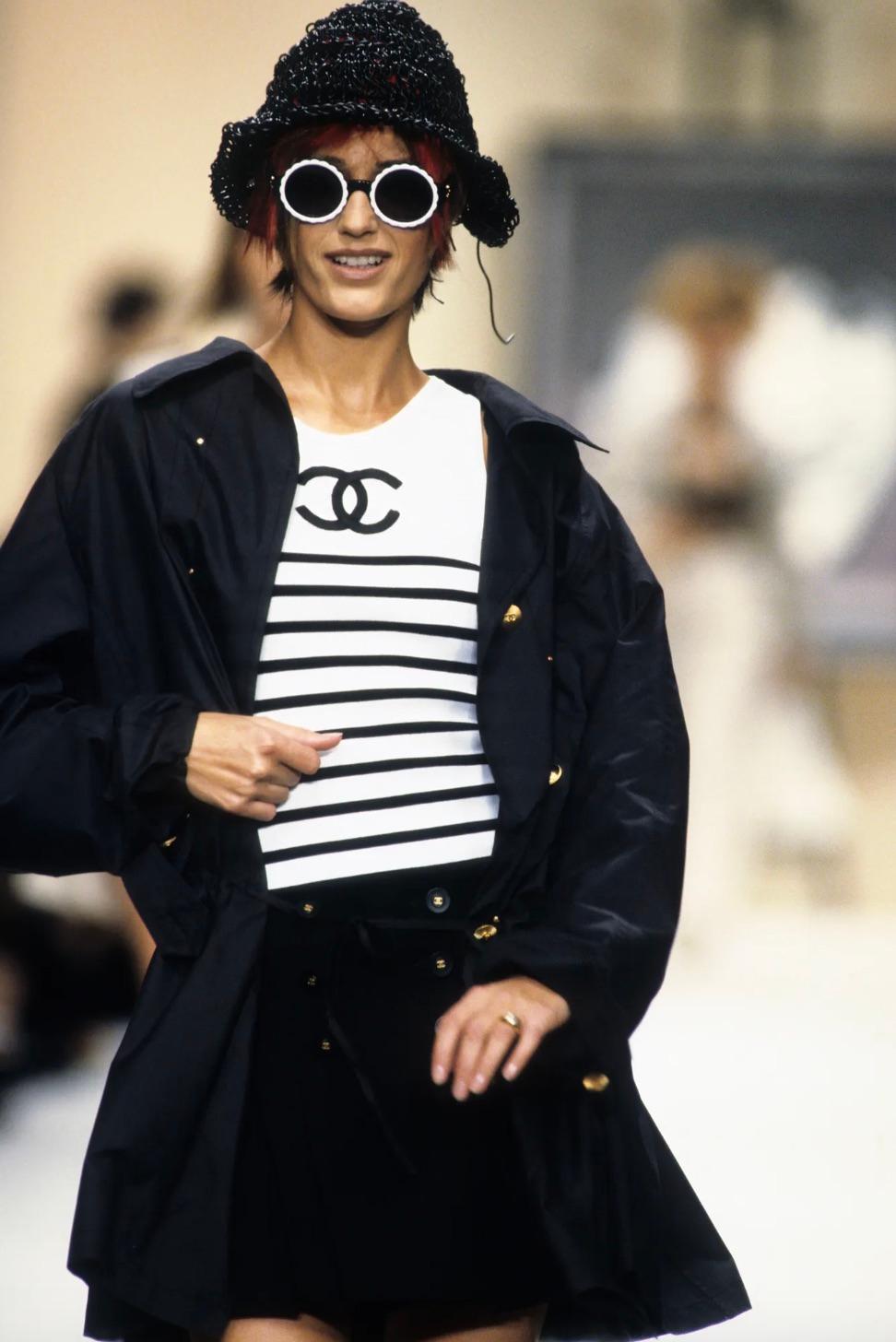 Chanel Vintage Spring/Summer 1994 White Black CC Logo Striped 94P Top In Good Condition In Jersey City, NJ