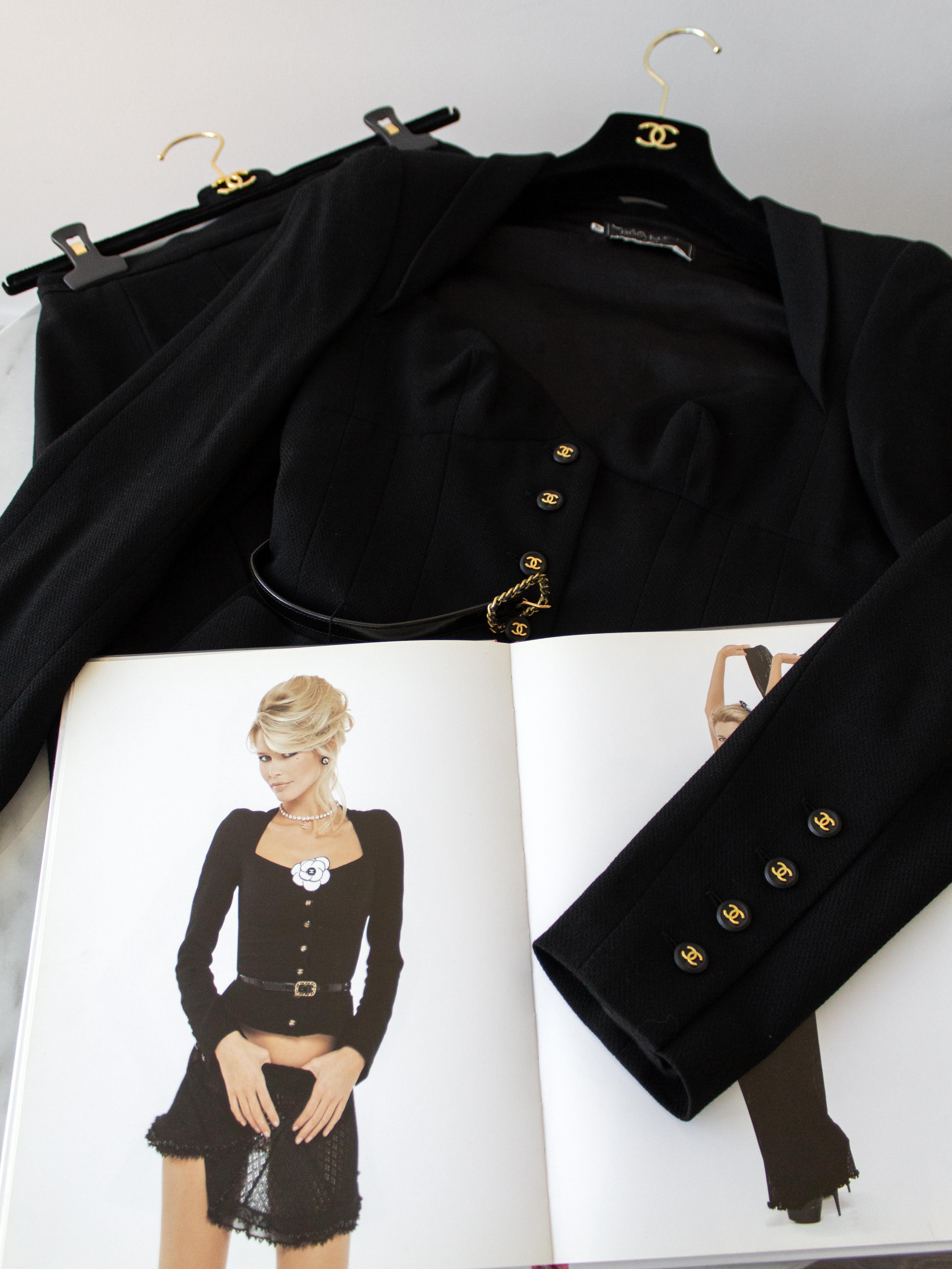 Chanel Vintage Spring/Summer 1995 Black Gold Cropped 95P Jacket Belt Skirt Suit 15