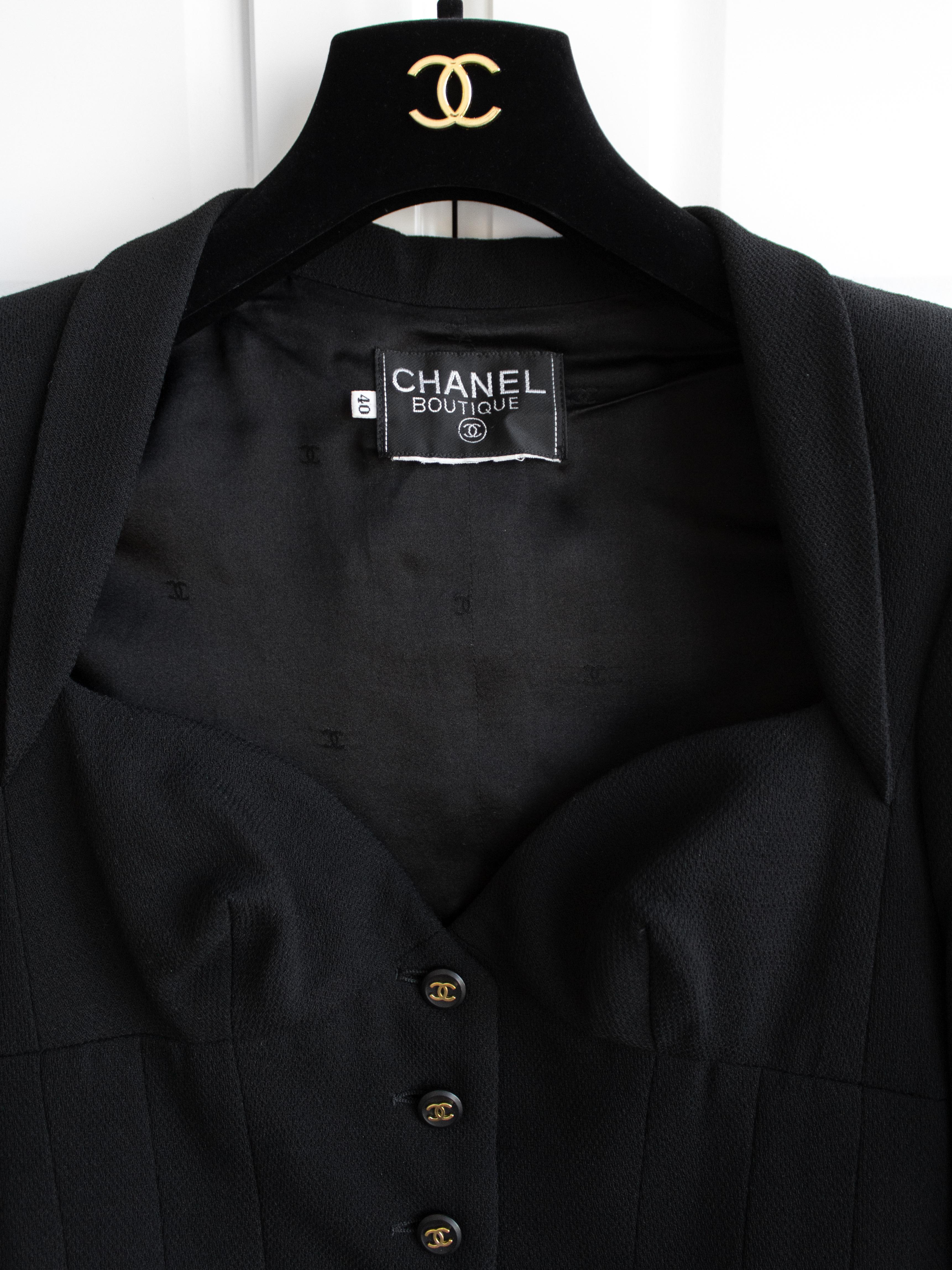 Chanel Vintage Spring/Summer 1995 Black Gold Cropped 95P Jacket Belt Skirt Suit 2