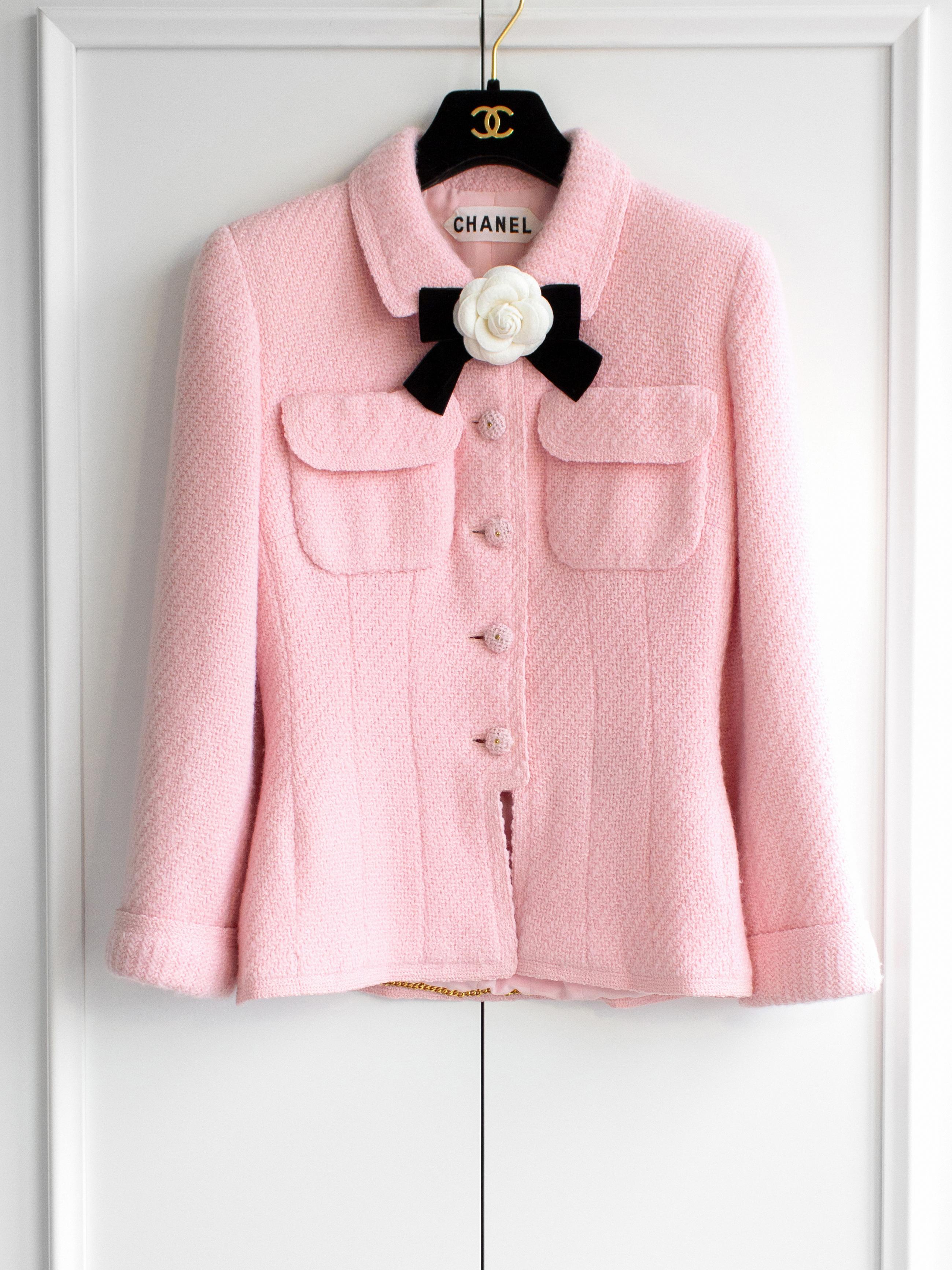 Chanel Vintage Spring/Summer 1995 Haute Couture Pink Tweed Jacket In Good Condition For Sale In Jersey City, NJ