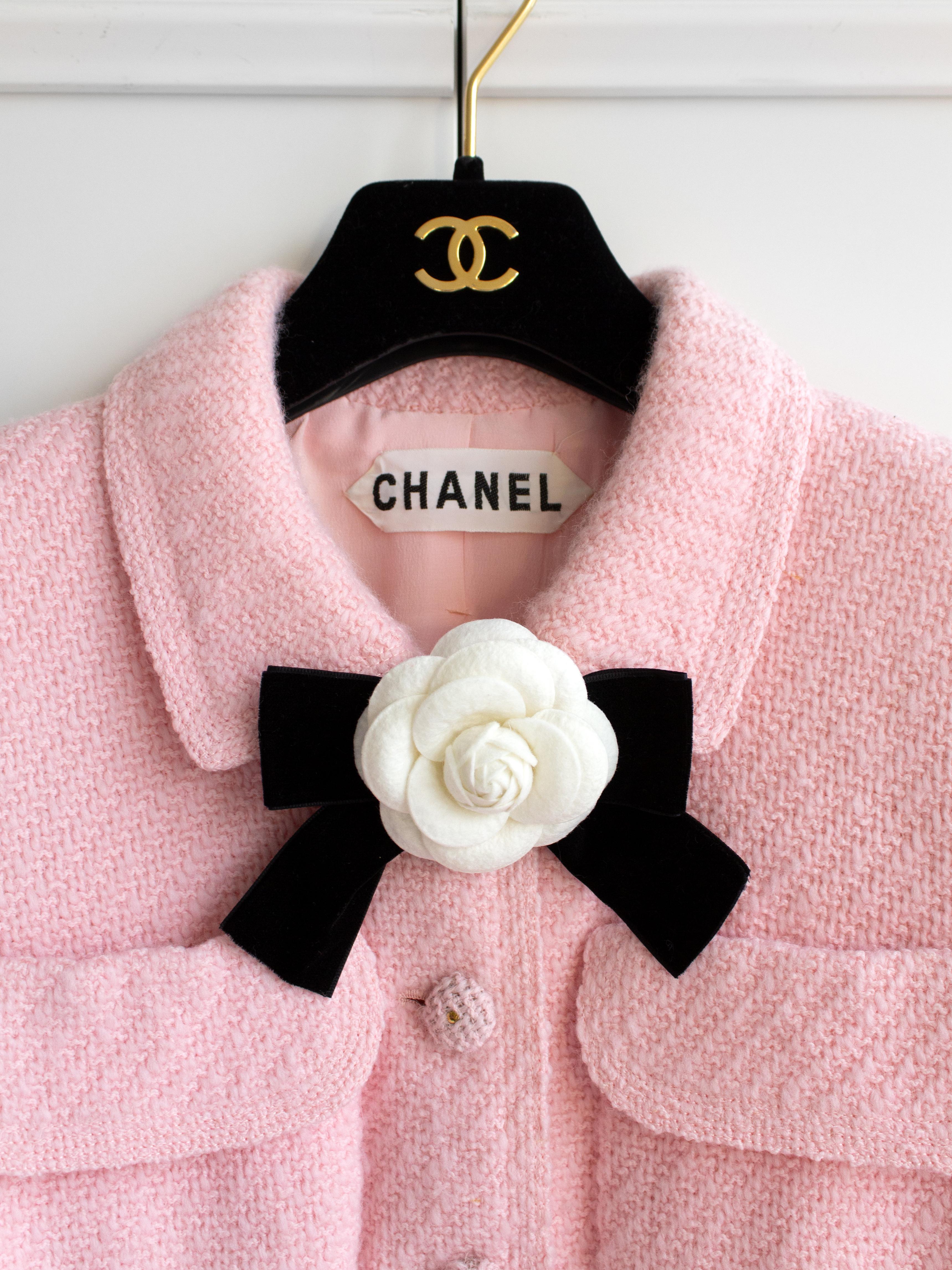 Chanel Vintage Spring/Summer 1995 Haute Couture Pink Tweed Jacket For Sale 2
