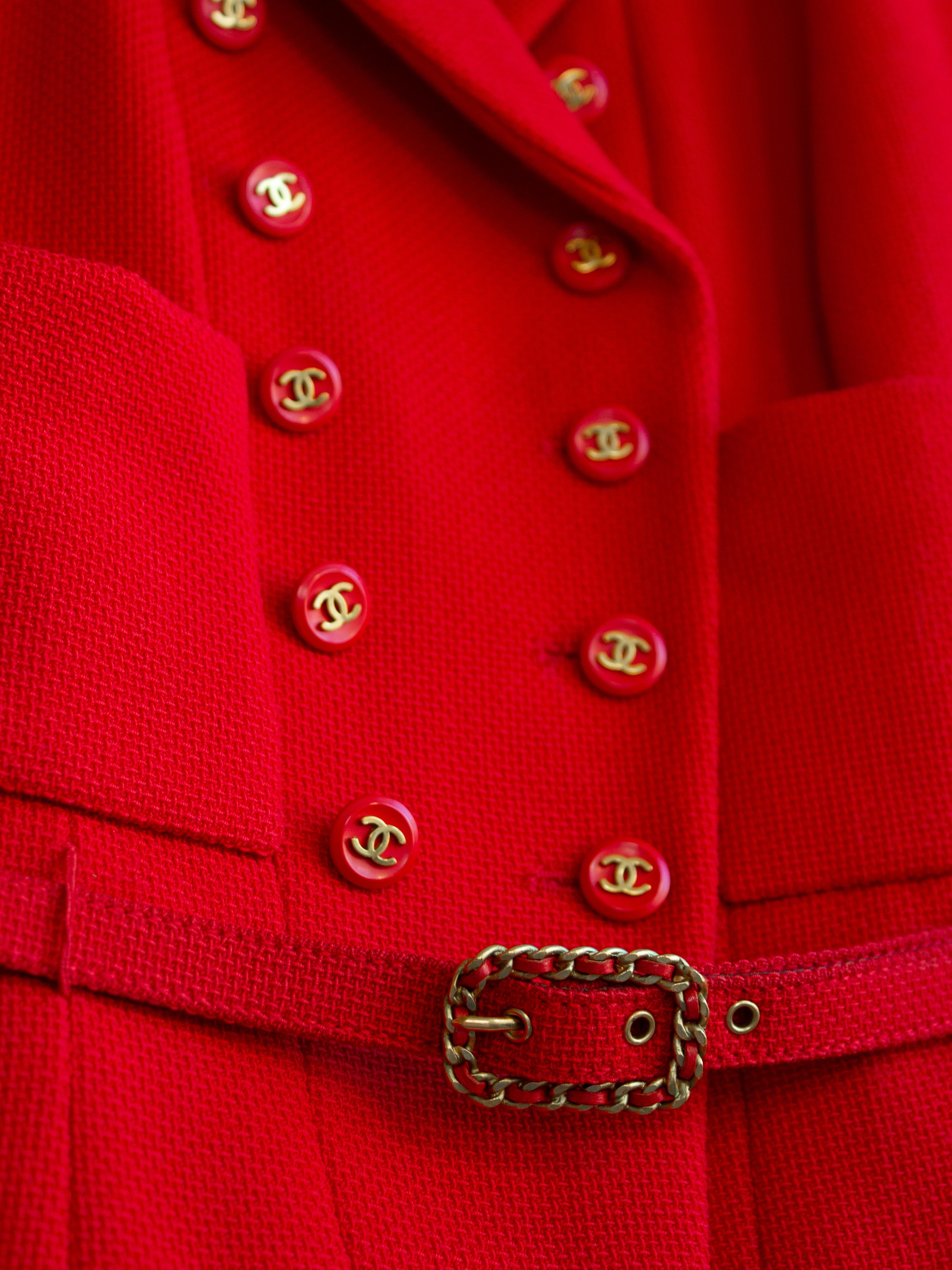 Chanel Vintage Spring/Summer 1995 Parisian Red Gold Belted 95P Jacket Skirt Suit For Sale 8