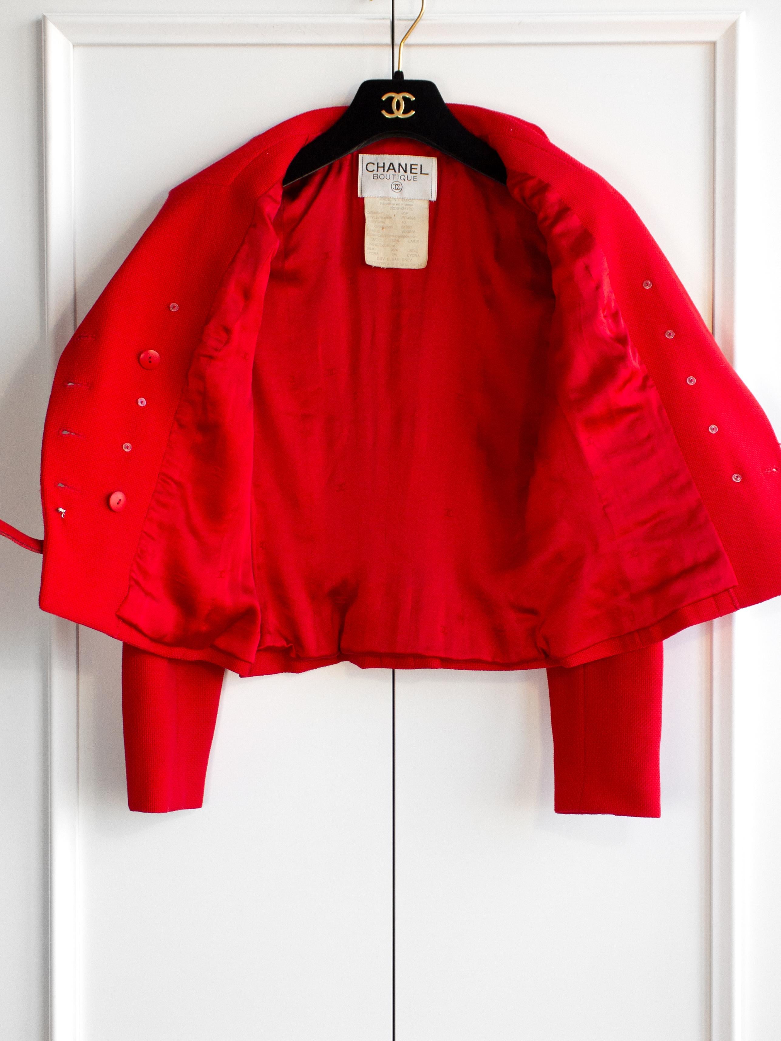 Chanel printemps/été 1995 Parisian Red Gold Belted 95P Veste jupe tailleur en vente 10
