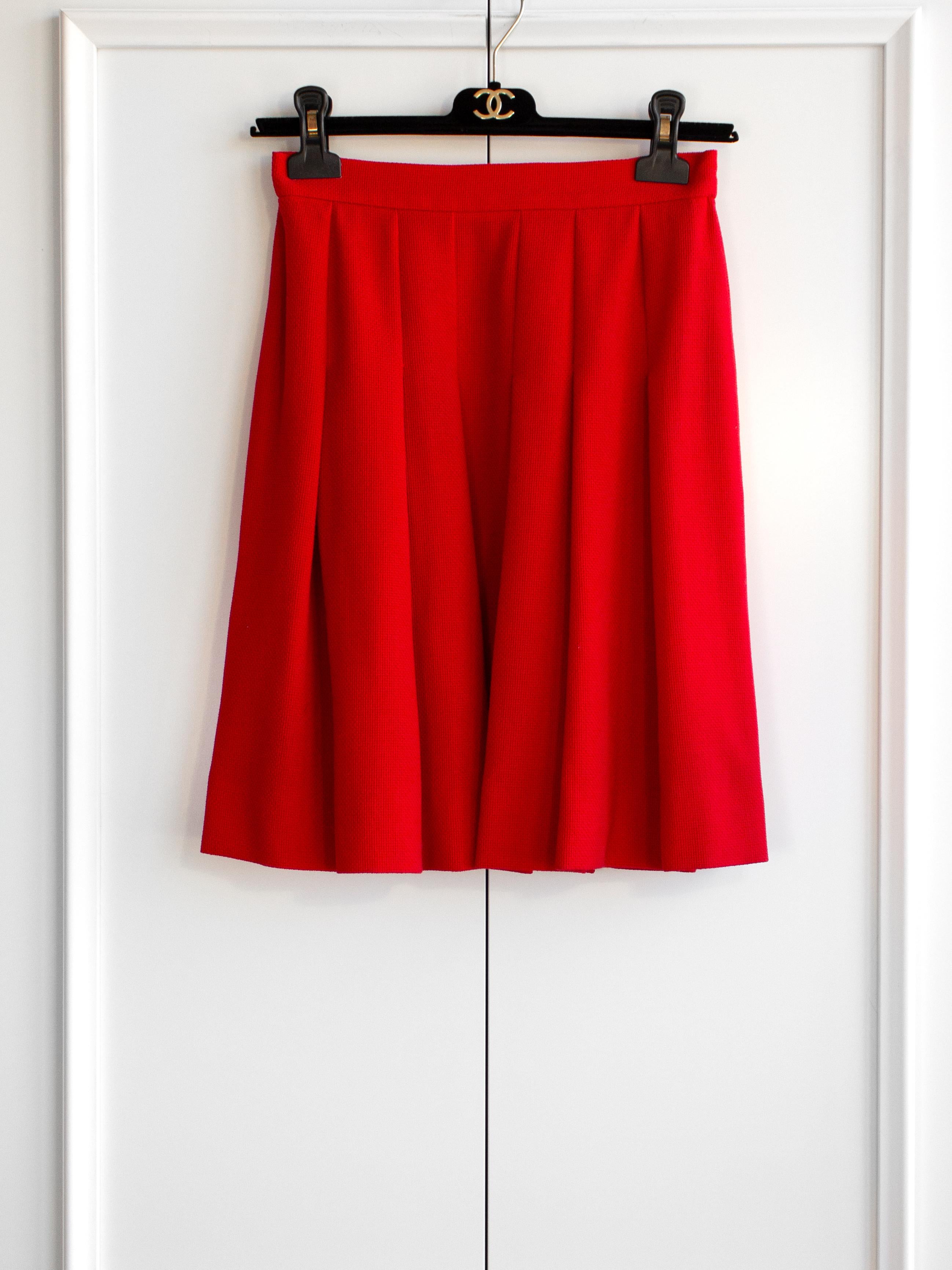 Chanel Vintage Spring/Summer 1995 Parisian Red Gold Belted 95P Jacket Skirt Suit For Sale 13