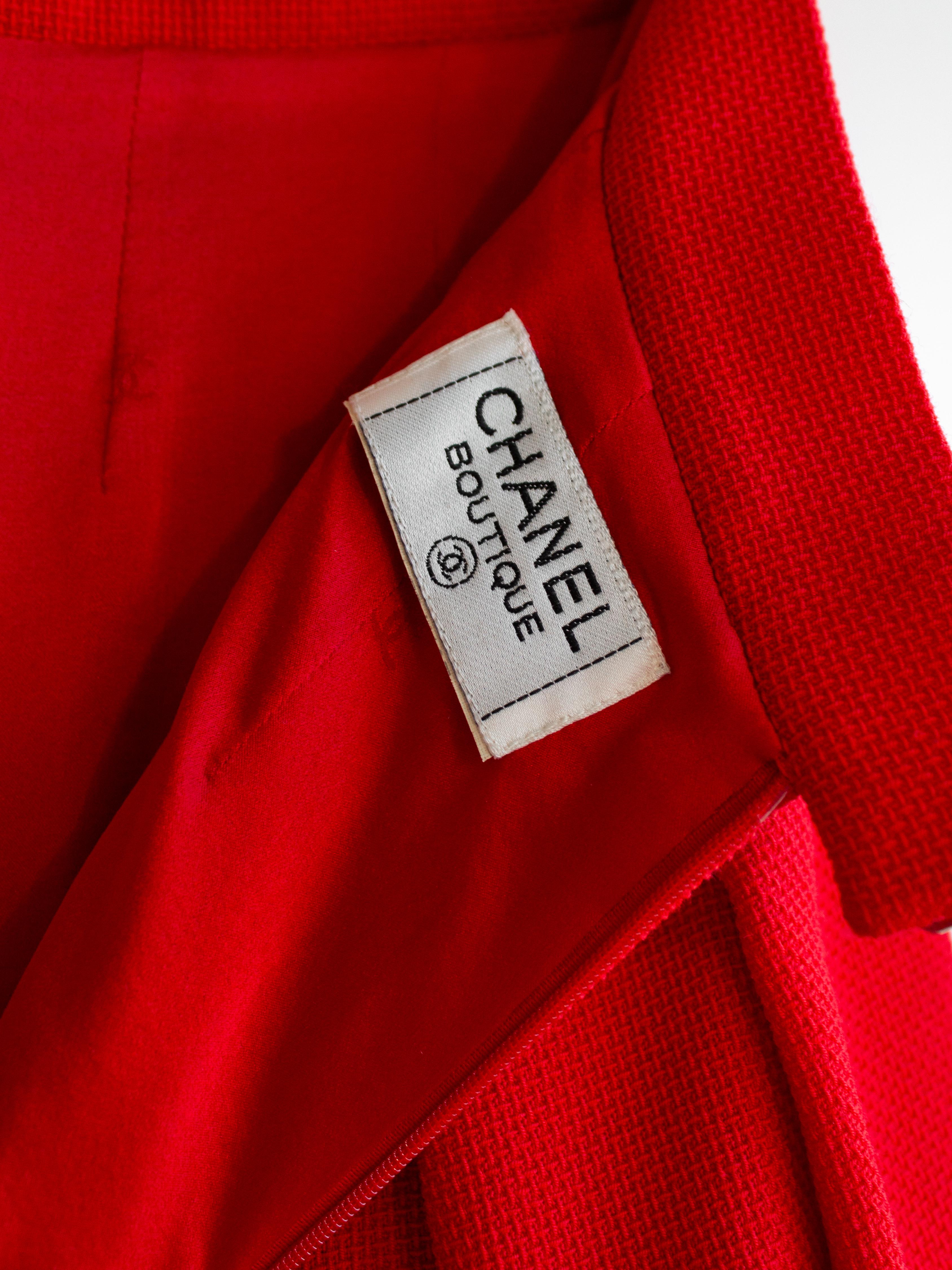 Chanel printemps/été 1995 Parisian Red Gold Belted 95P Veste jupe tailleur en vente 14