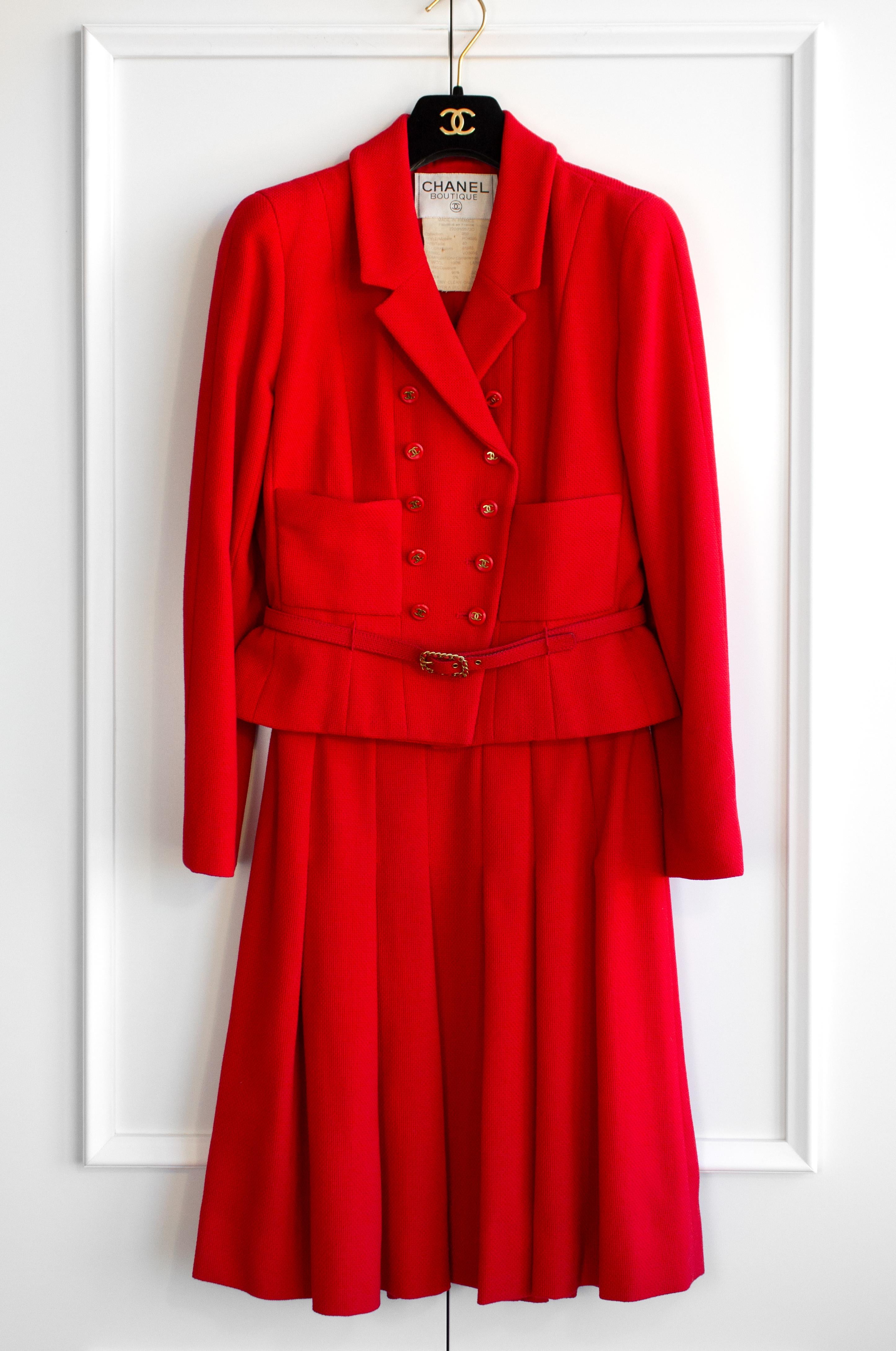 Chanel printemps/été 1995 Parisian Red Gold Belted 95P Veste jupe tailleur en vente 3