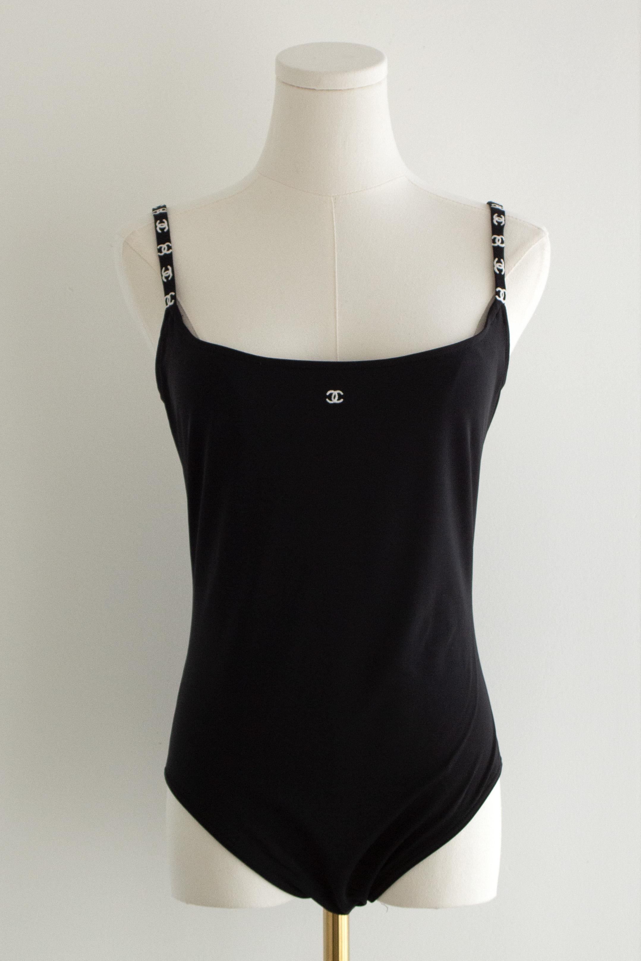 Chanel Vintage Frühjahr/Sommer 1997 Schwarz Weiß CC Logo 97P Bodysuit Badeanzug mit Logo im Angebot 1