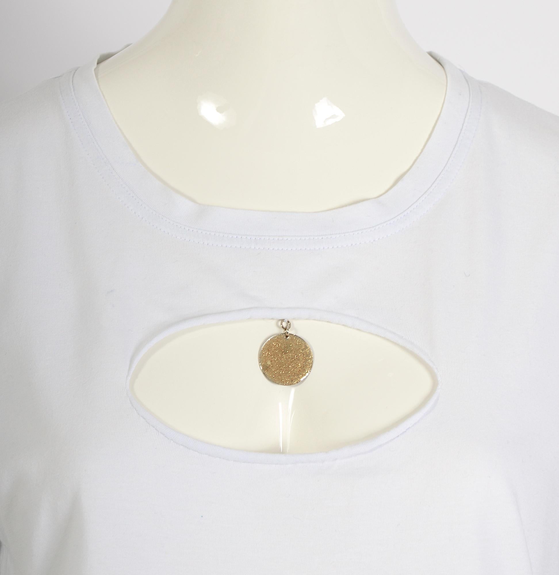 Chanel vintage spring summer 2007 medallion charm attached white cotton T-shirt For Sale 7
