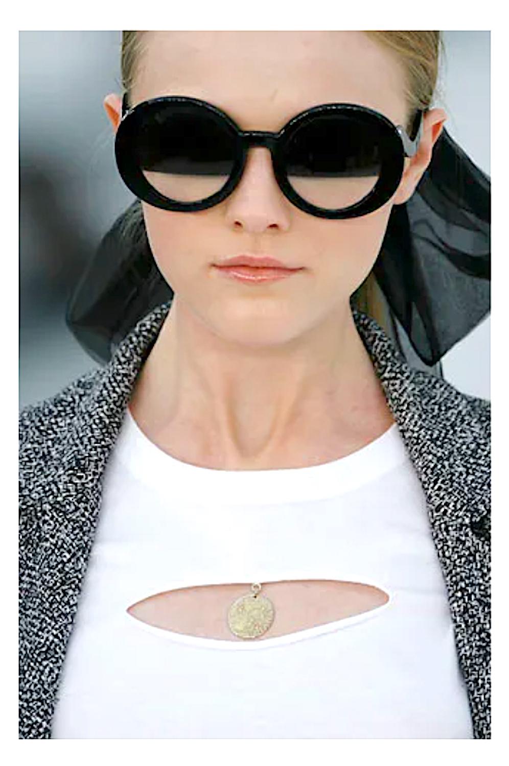 Chanel vintage spring summer 2007 medallion charm attached white cotton T-shirt For Sale 8