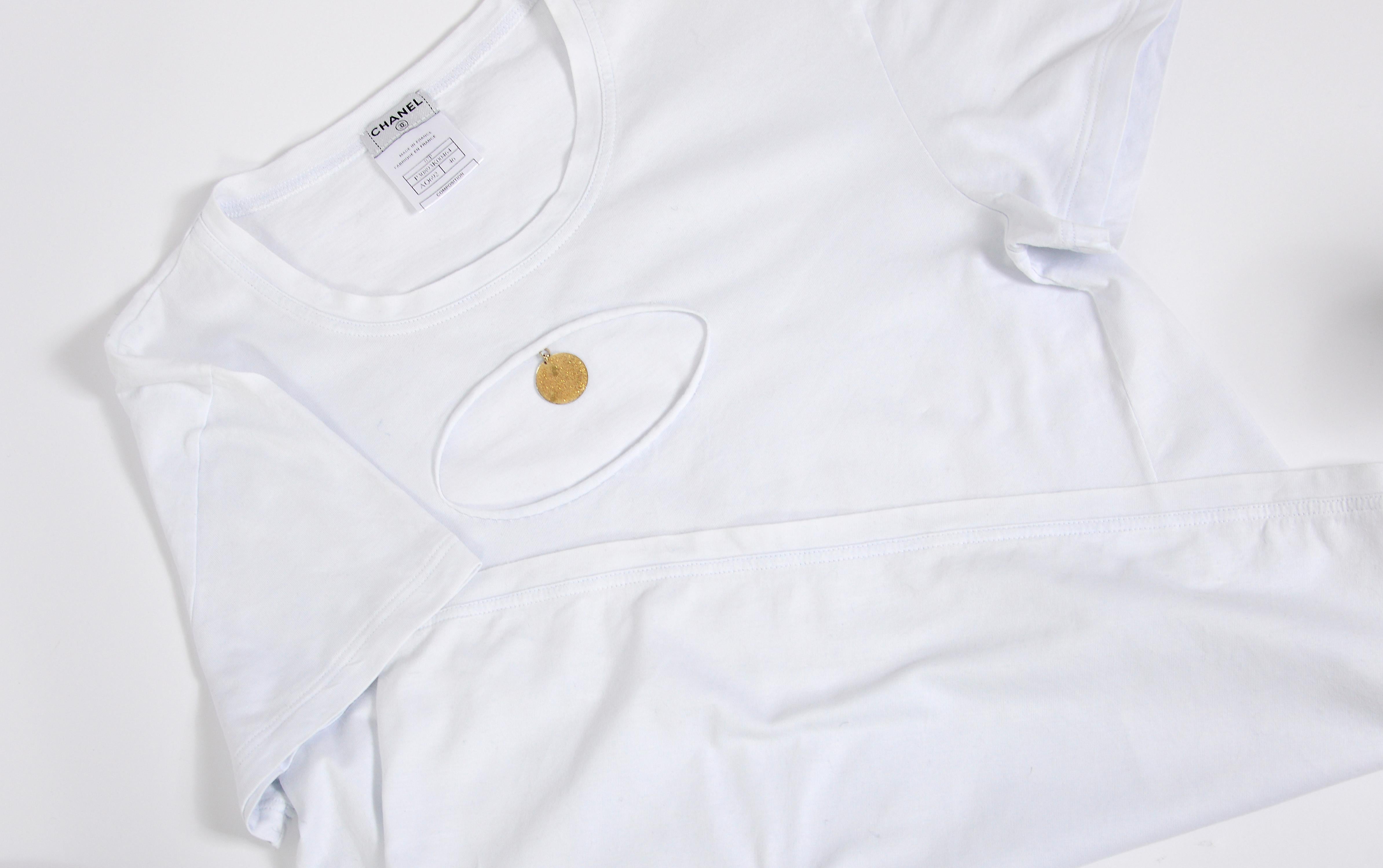 Chanel vintage spring summer 2007 medallion charm attached white cotton T-shirt In Excellent Condition For Sale In Antwerpen, Vlaams Gewest