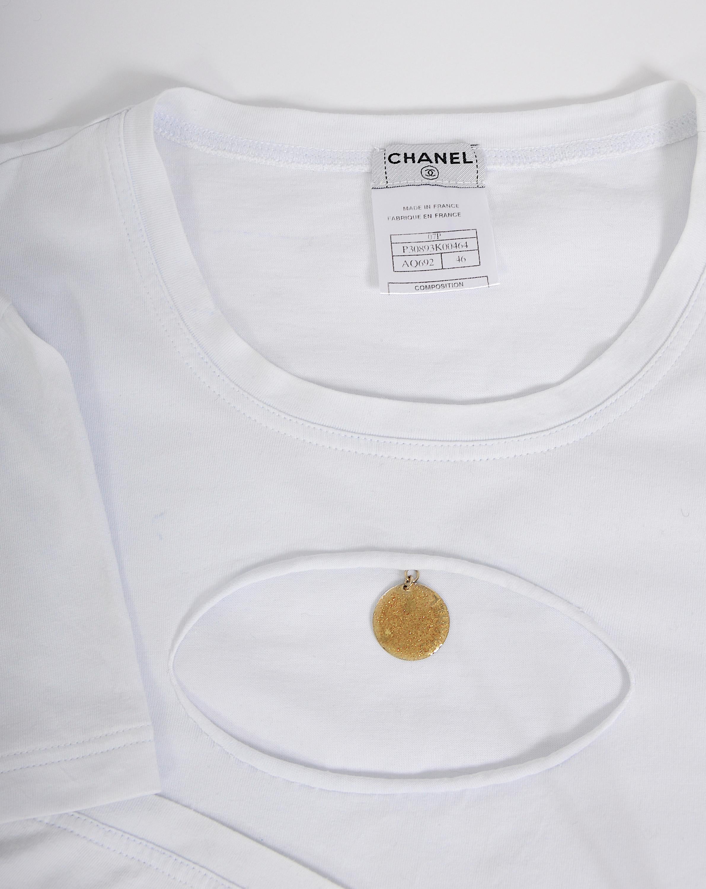 Chanel vintage spring summer 2007 medallion charm attached white cotton T-shirt For Sale 2