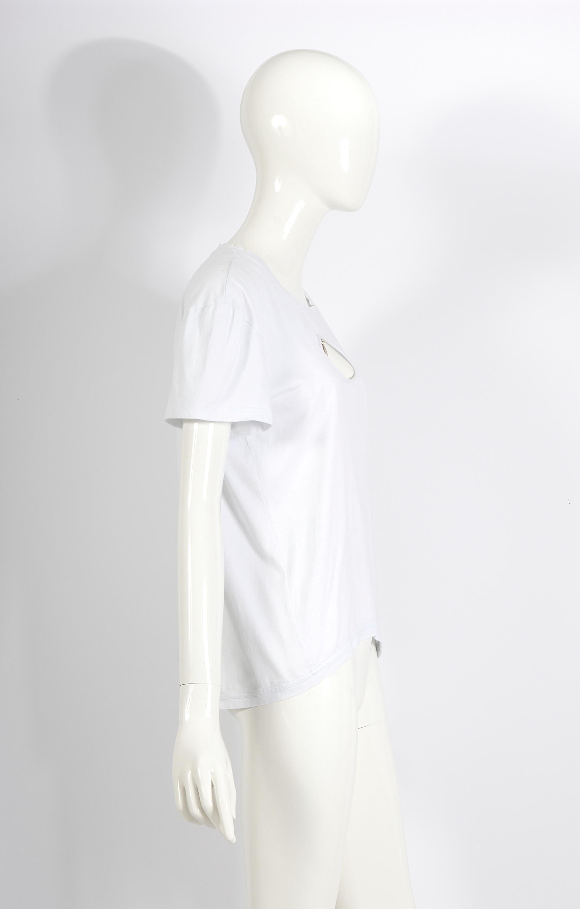 Chanel vintage spring summer 2007 medallion charm attached white cotton T-shirt For Sale 4