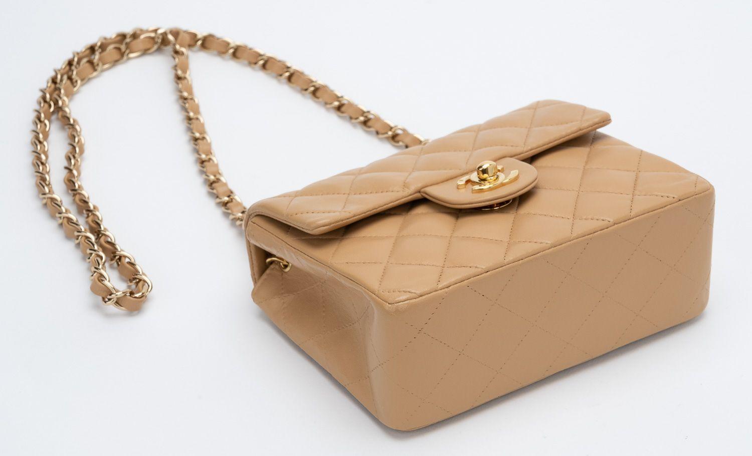 Chanel - Sac à rabat carré beige vintage Excellent état à West Hollywood, CA