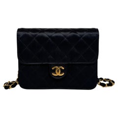 Chanel Vintage Cartera cuadrada con cadena Seda negra Herrajes dorados Bolso Crossbody