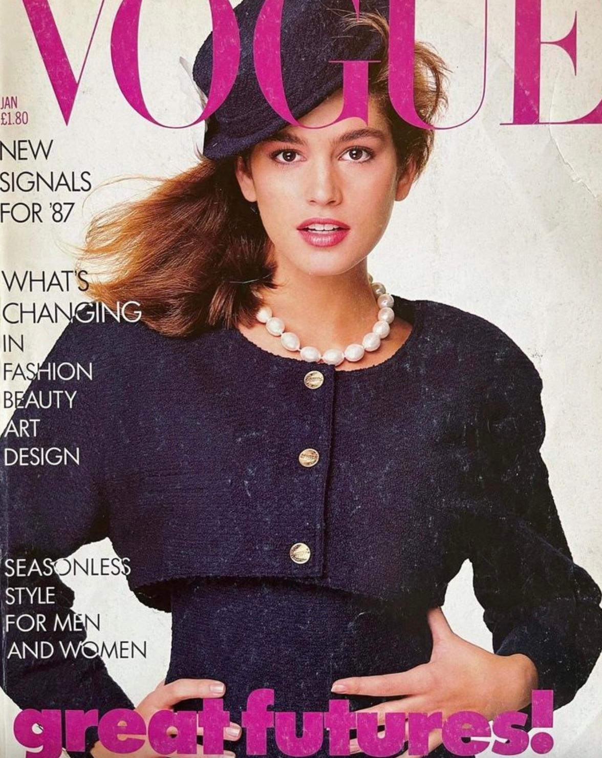 Diese alte Chanel-Jacke aus Tweed ist ein seltenes Stück aus der Frühjahr/Sommer-Kollektion 1987. Das Modell aus marineblauem Tweed zeichnet sich durch eine markante, verkürzte Silhouette und goldfarbene Knöpfe aus, die mit dem charakteristischen