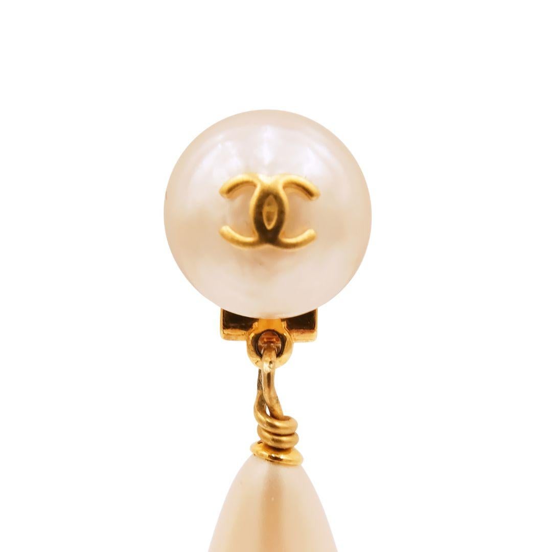 Rare vintage Chanel faux pearl drop earrings from the Spring/Summer 1995 collection by Karl Lagerfeld. Comes with original Chanel box.

Features gold plated CC interlocking logo detail and gold plated metal clip-on fastening. 

Condition Details: