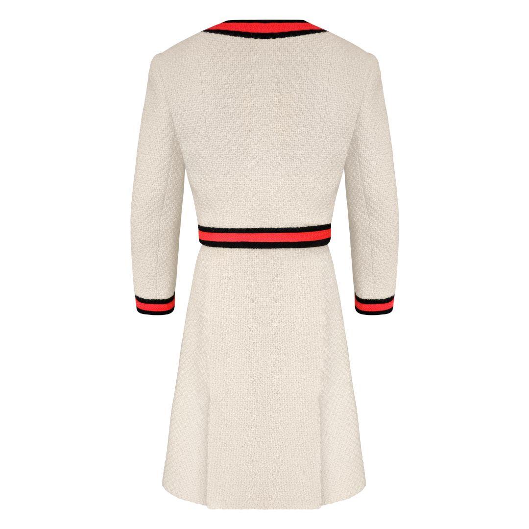 Très rare tailleur jupe en tweed vintage de Chanel comprenant une veste et une jupe midi. Elle a été portée par Angel Lindvall et photographiée par Karl Lagerfeld dans le cadre de la collection de défilés printemps-été 2001 et de la campagne