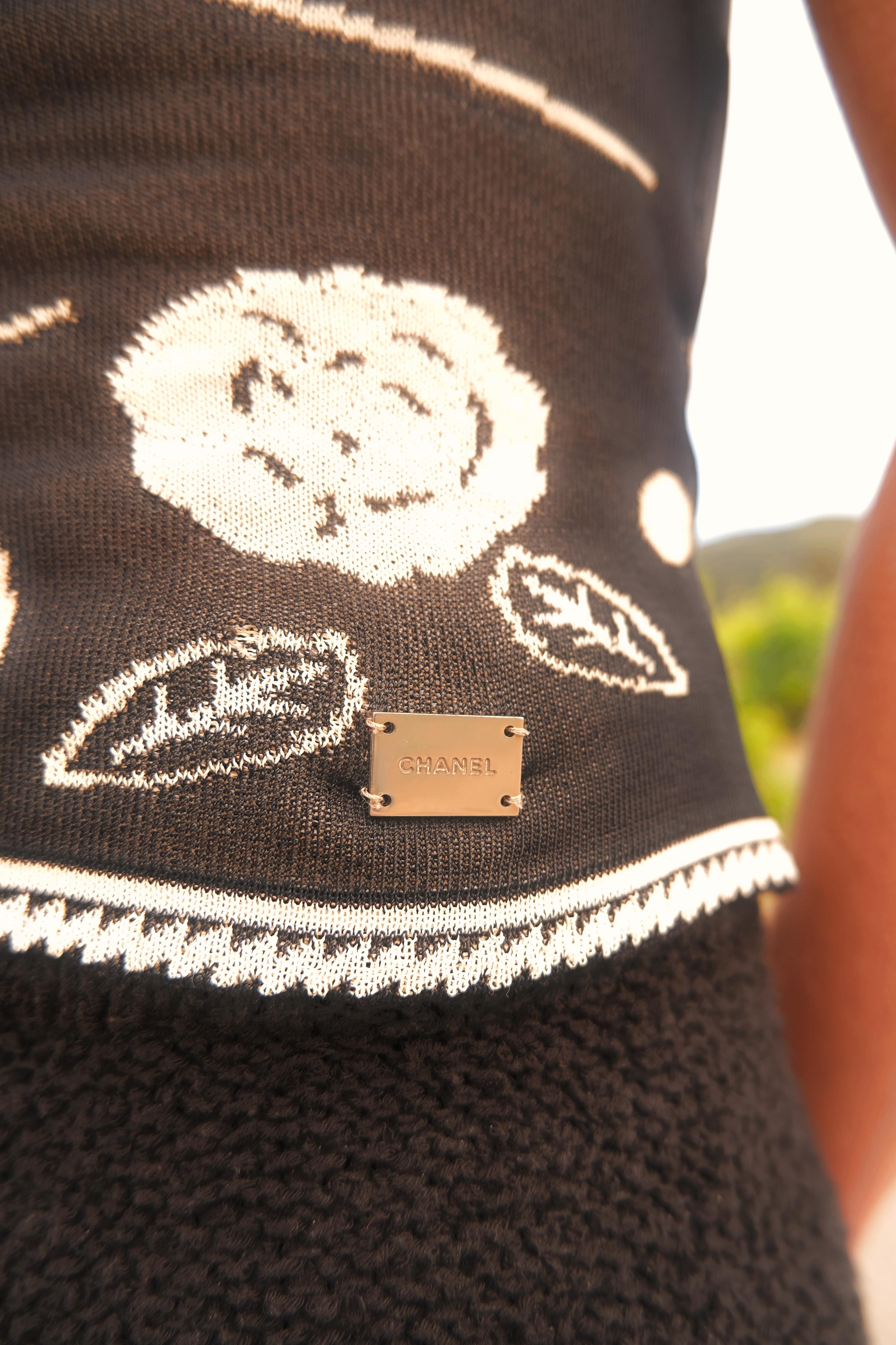 CHANEL Vintage SS 2002 Black and Beige Camelia and Polka Dot Print Knit Logo Sw In Excellent Condition In Morongo Valley, CA
