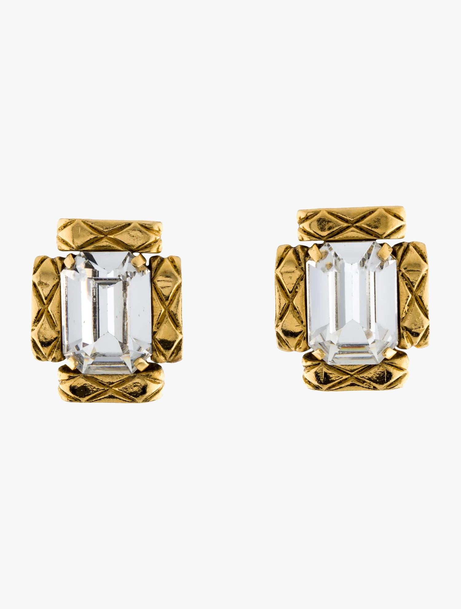 Chanel vintage clip-on earrings centered with strass cabochon in structured gold-plated metal frame. 
1988 Collection

Length: 1″ / 2,5 cm

Width: 1″ / 2,5 cm

Marks: Designer Signature, Date Code, Made in France

Condition – very good , minor wear