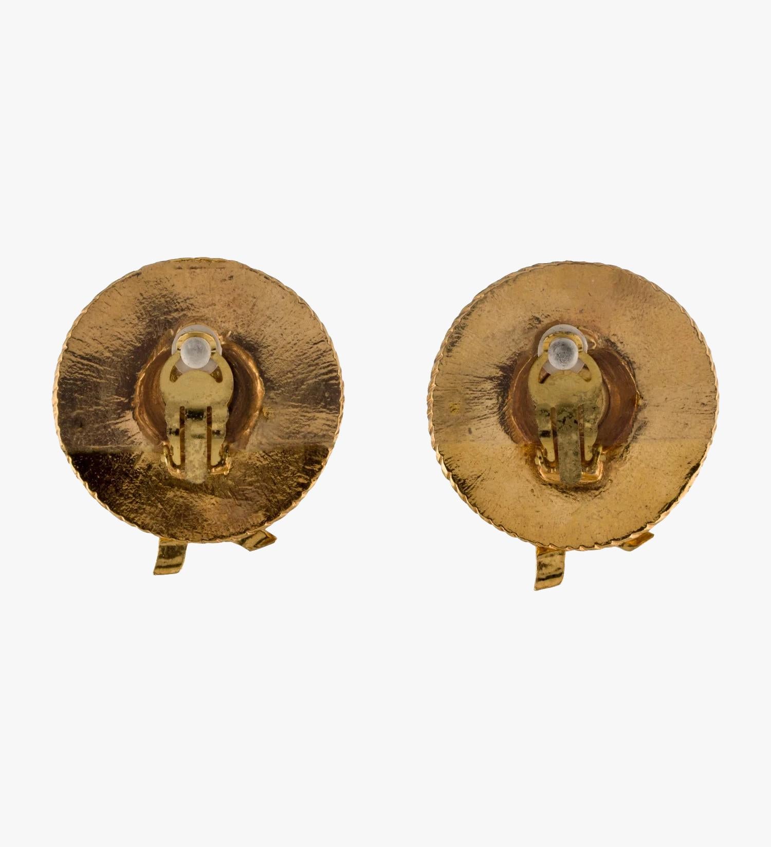 Chanel vintage sun hat clip-on earrings from the 1980’s Collection

Length: 4,4 cm / 1.75″
Width: 3,8 cm / 1.5″

Marks – Designer Signature, Made in France

Condition – good, minor scratches and wear throughout metal

........Additional information