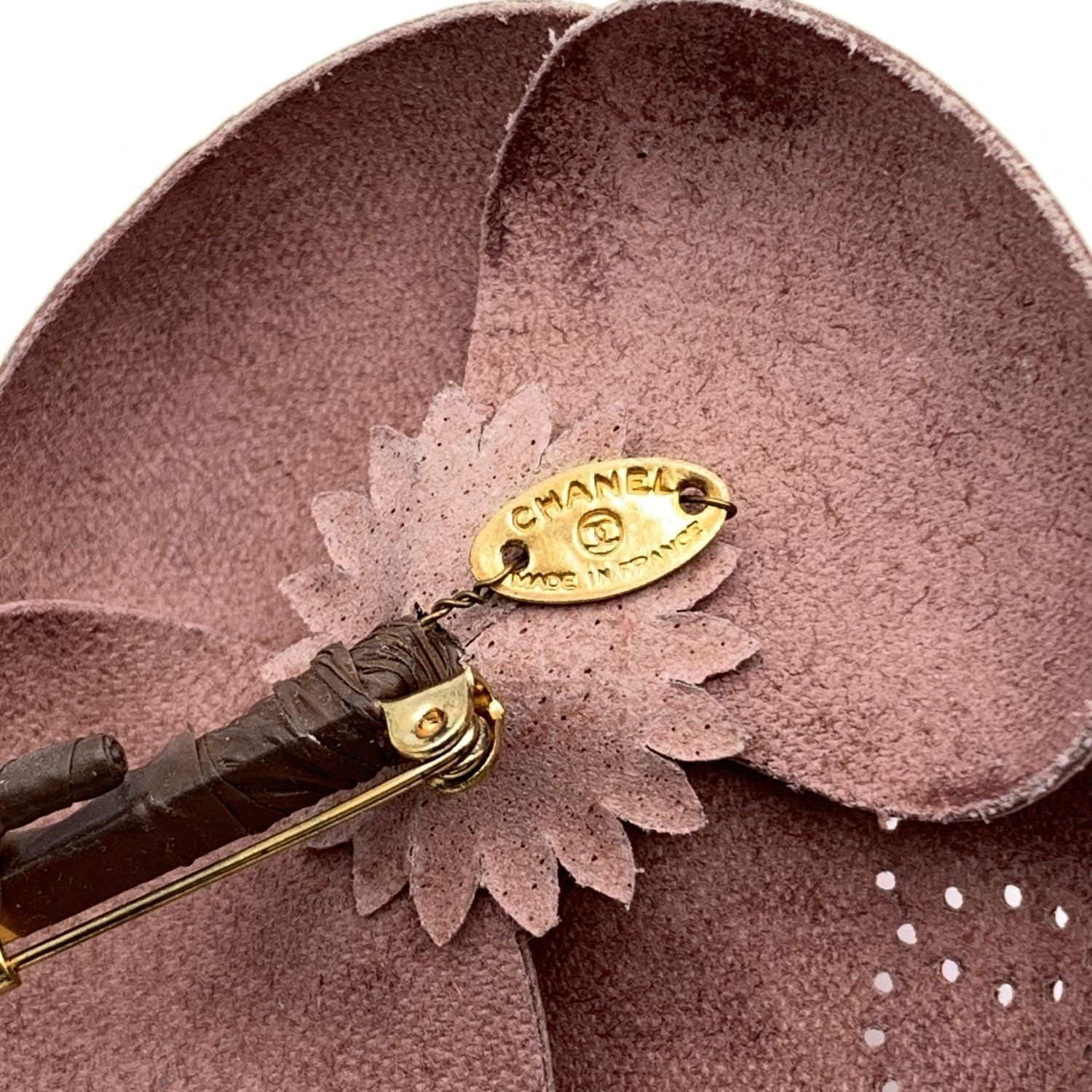  Chanel Broche vintage fleur de camélia en cuir verni brun clair Pour femmes 
