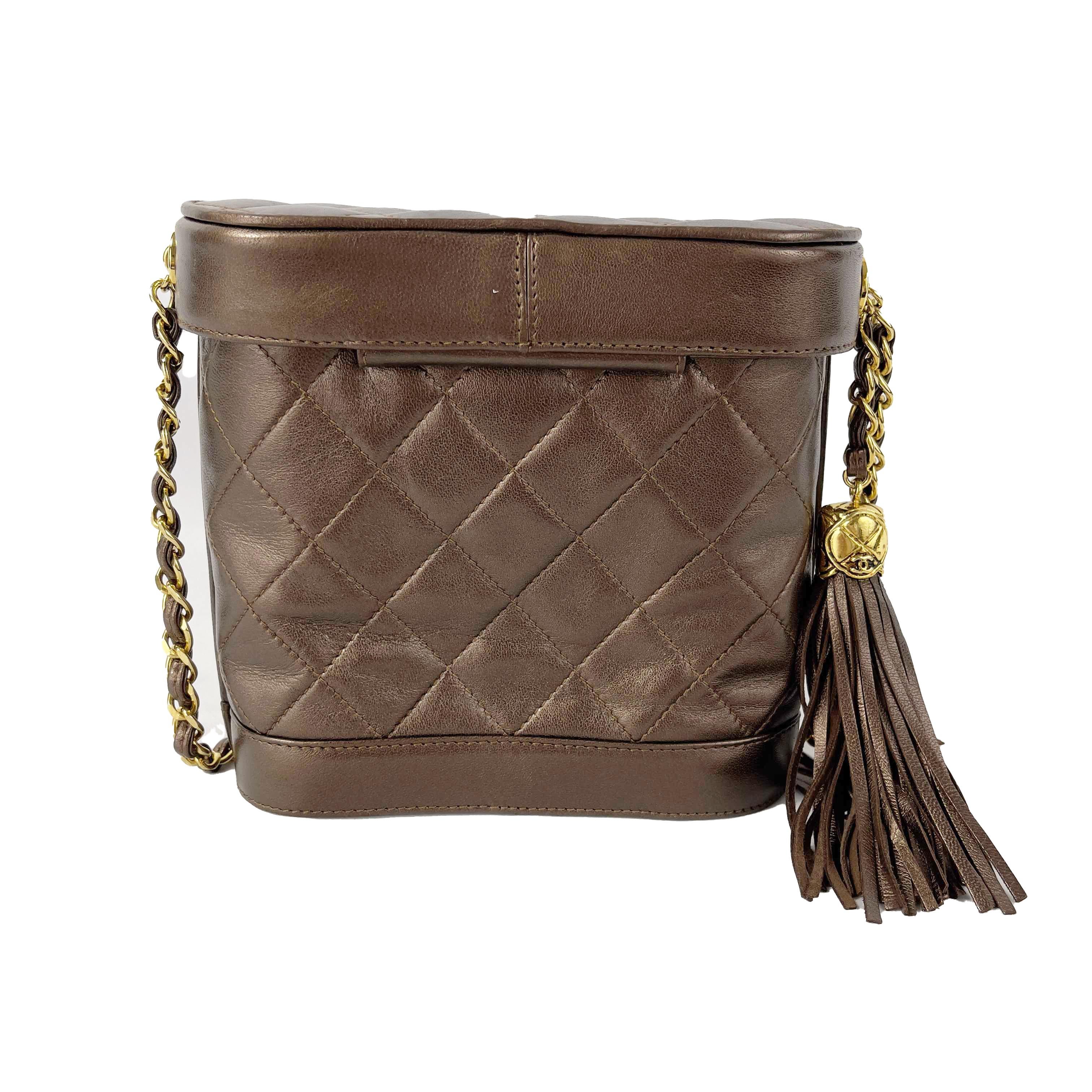 CHANEL - Vintage Tassel Box Quilted - Metallic Bronze / Gold-tone Crossbody

Description

This bag is crafted from bronze diamond quilted leather, features woven-in leather chain strap, round structured silhouette and gold-tone hardware.
CC logo
