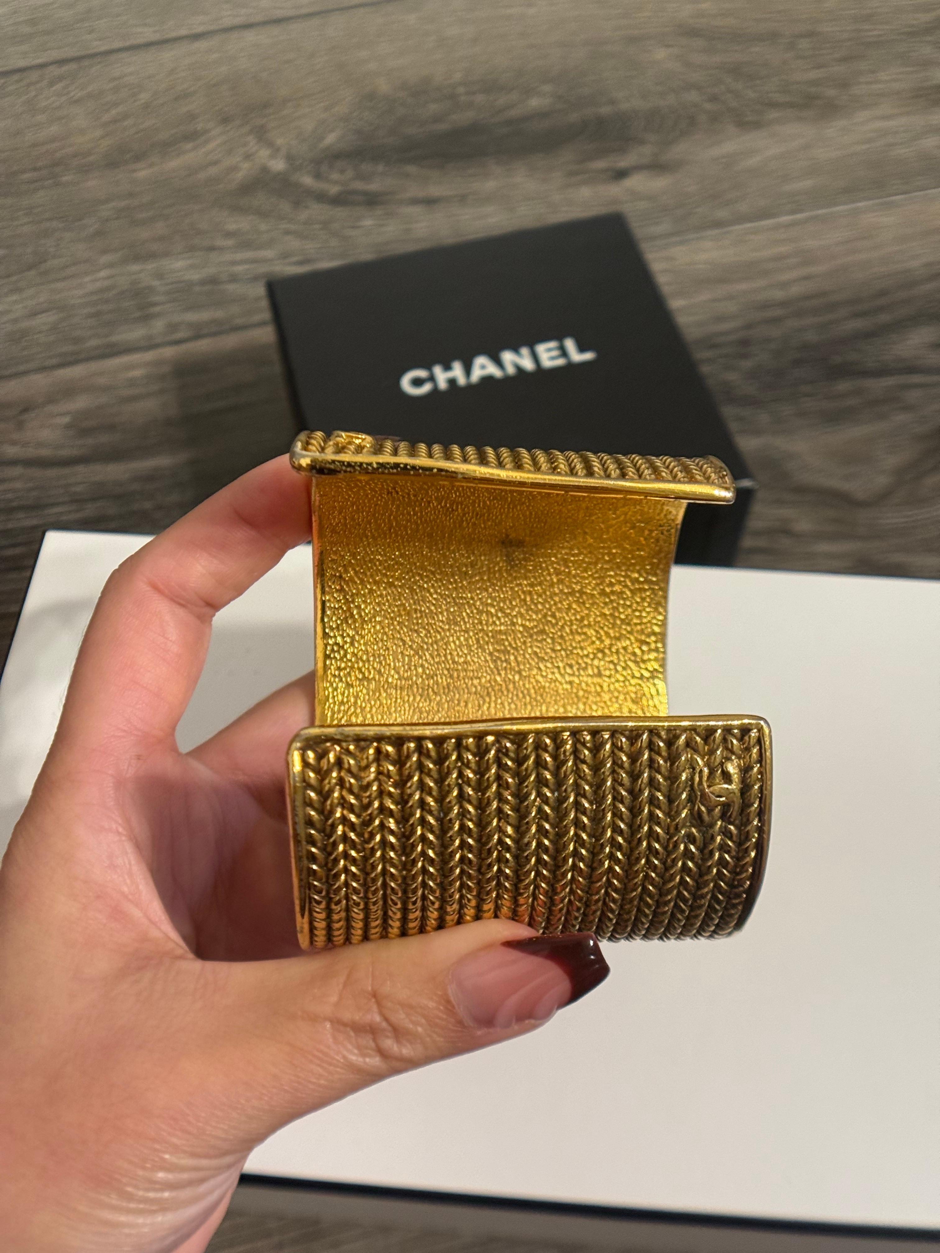 Bracciale vintage in oro testurizzato di Chanel in vendita 7