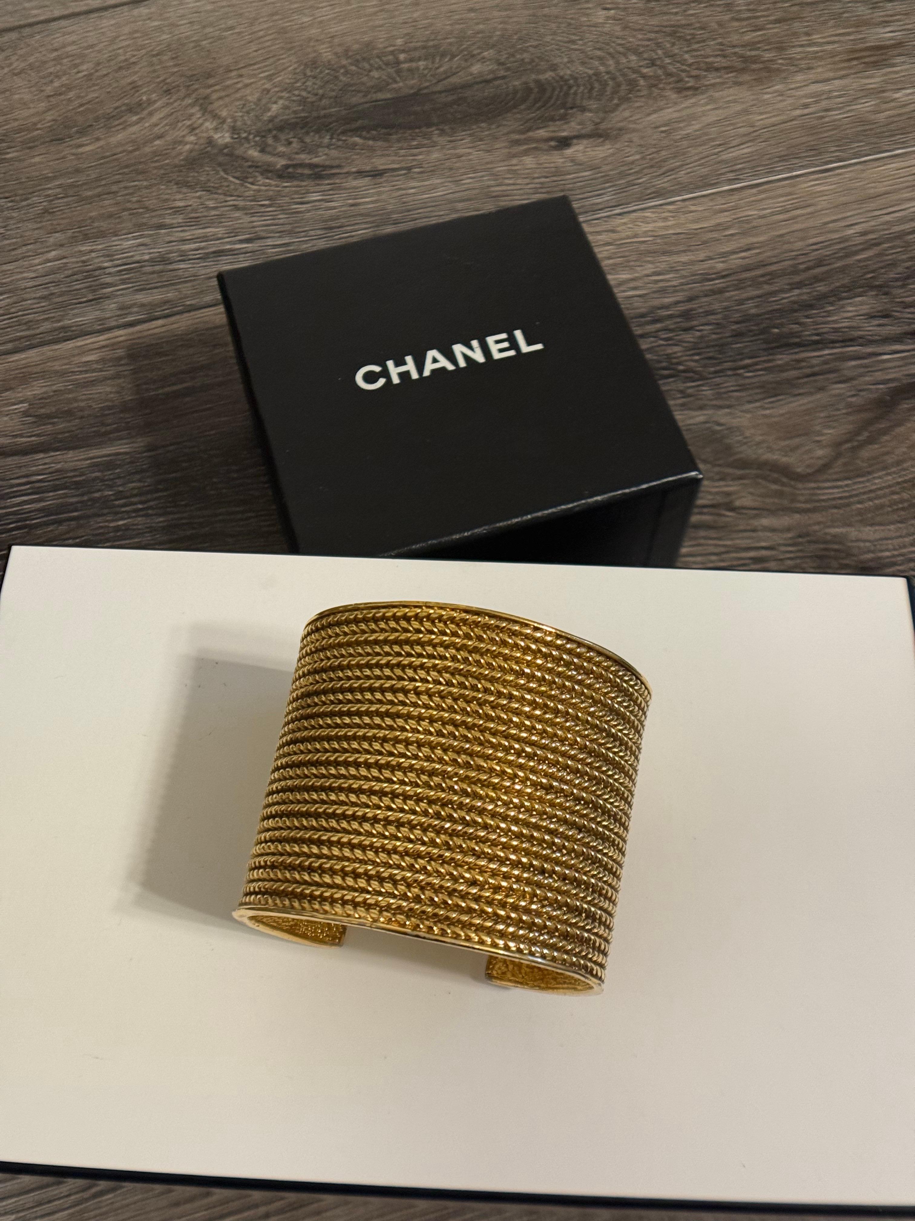 Bracciale vintage in oro testurizzato di Chanel in vendita 8