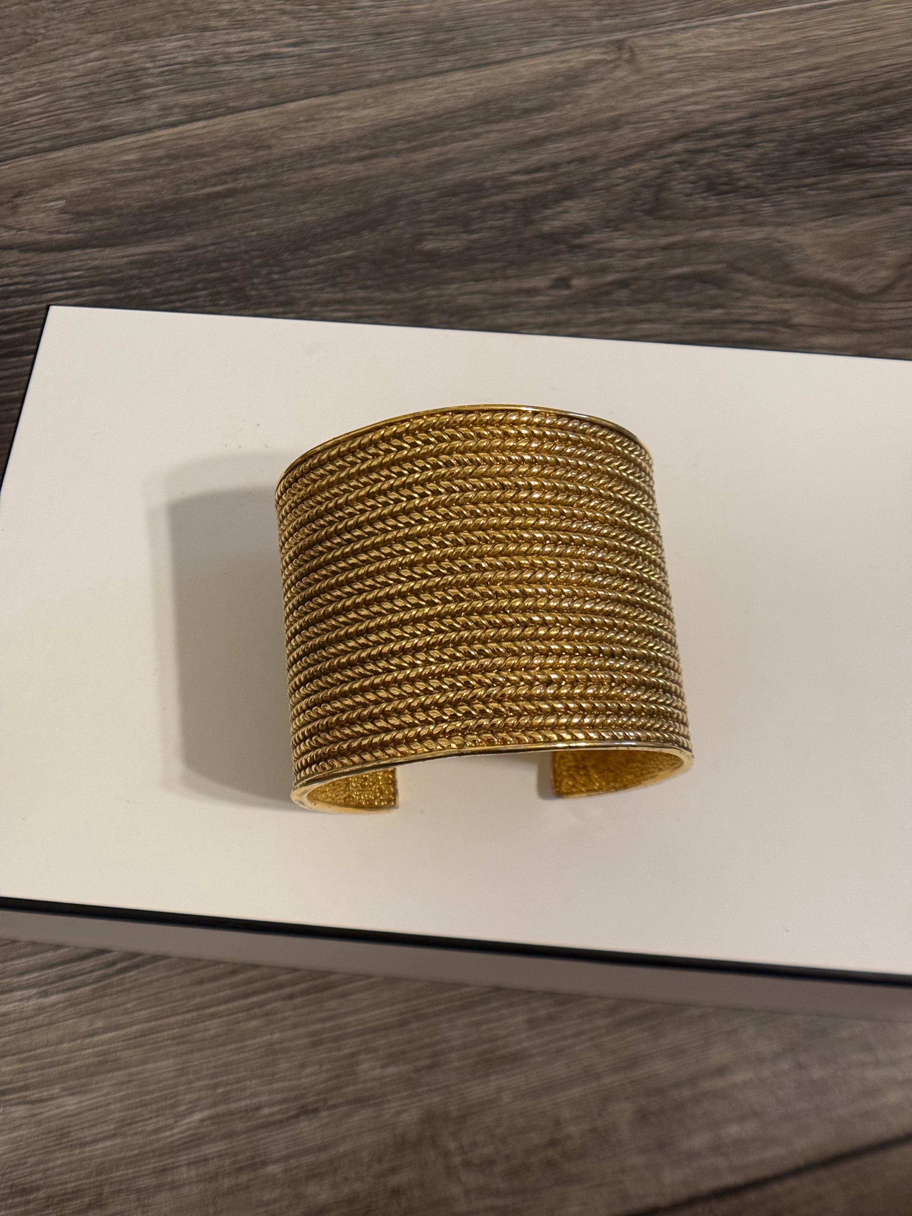 DETTAGLI:
Marchio di garanzia: CHANEL
Prodotto in Francia
Placcato oro
Il bracciale è in buone condizioni e presenta un'usura minima.
Viene fornito con scatola

INFORMAZIONI IMPORTANTI:
Questo articolo è un pezzo d'epoca usato e può presentare segni