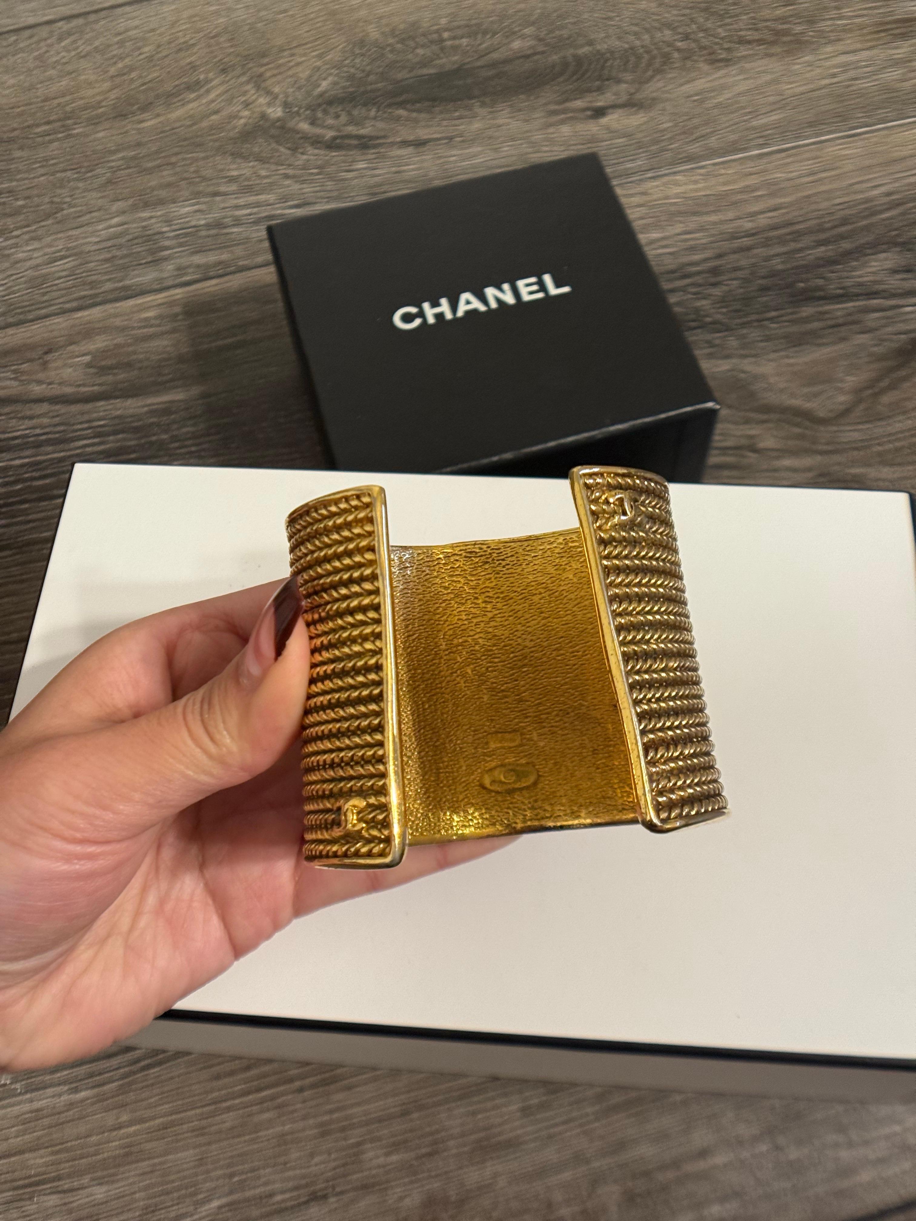 Bracciale vintage in oro testurizzato di Chanel In condizioni buone in vendita a Bellevue, WA