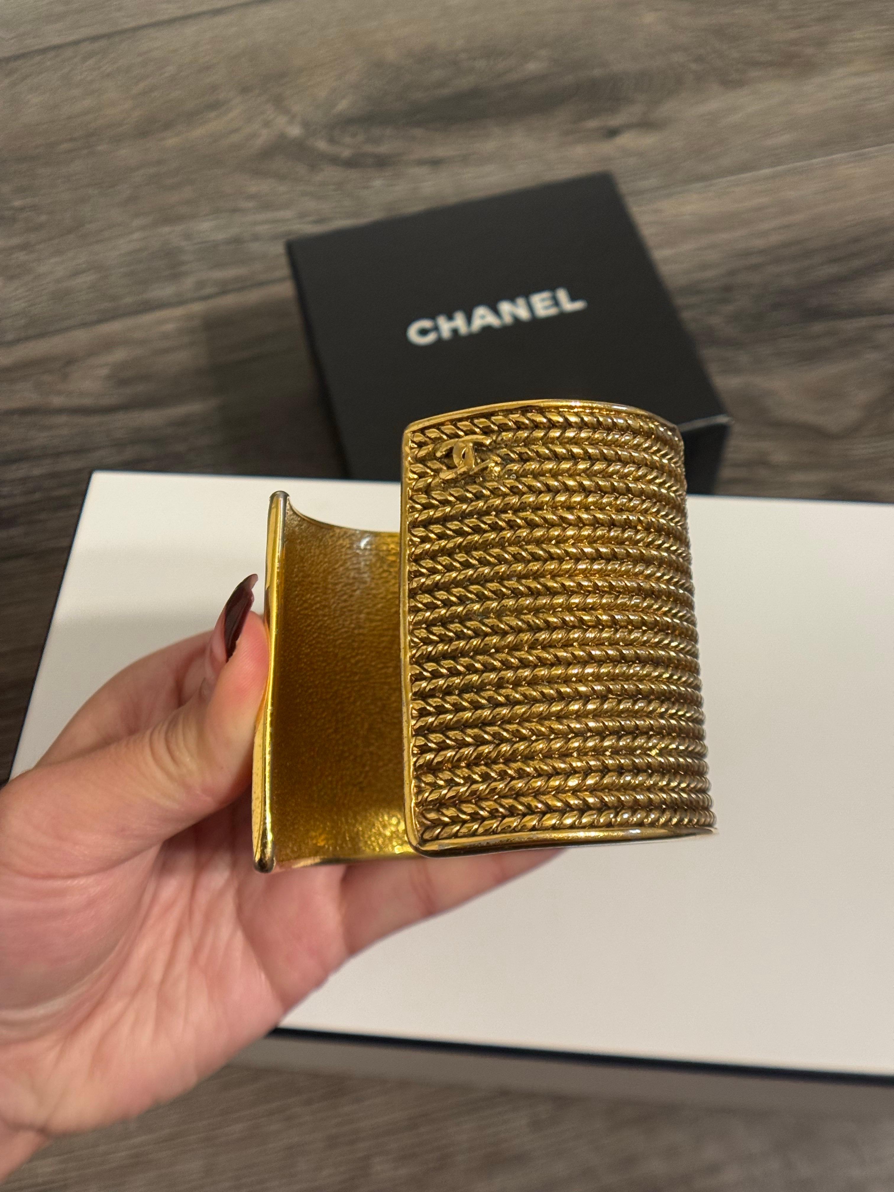 da uomo o donna Bracciale vintage in oro testurizzato di Chanel in vendita