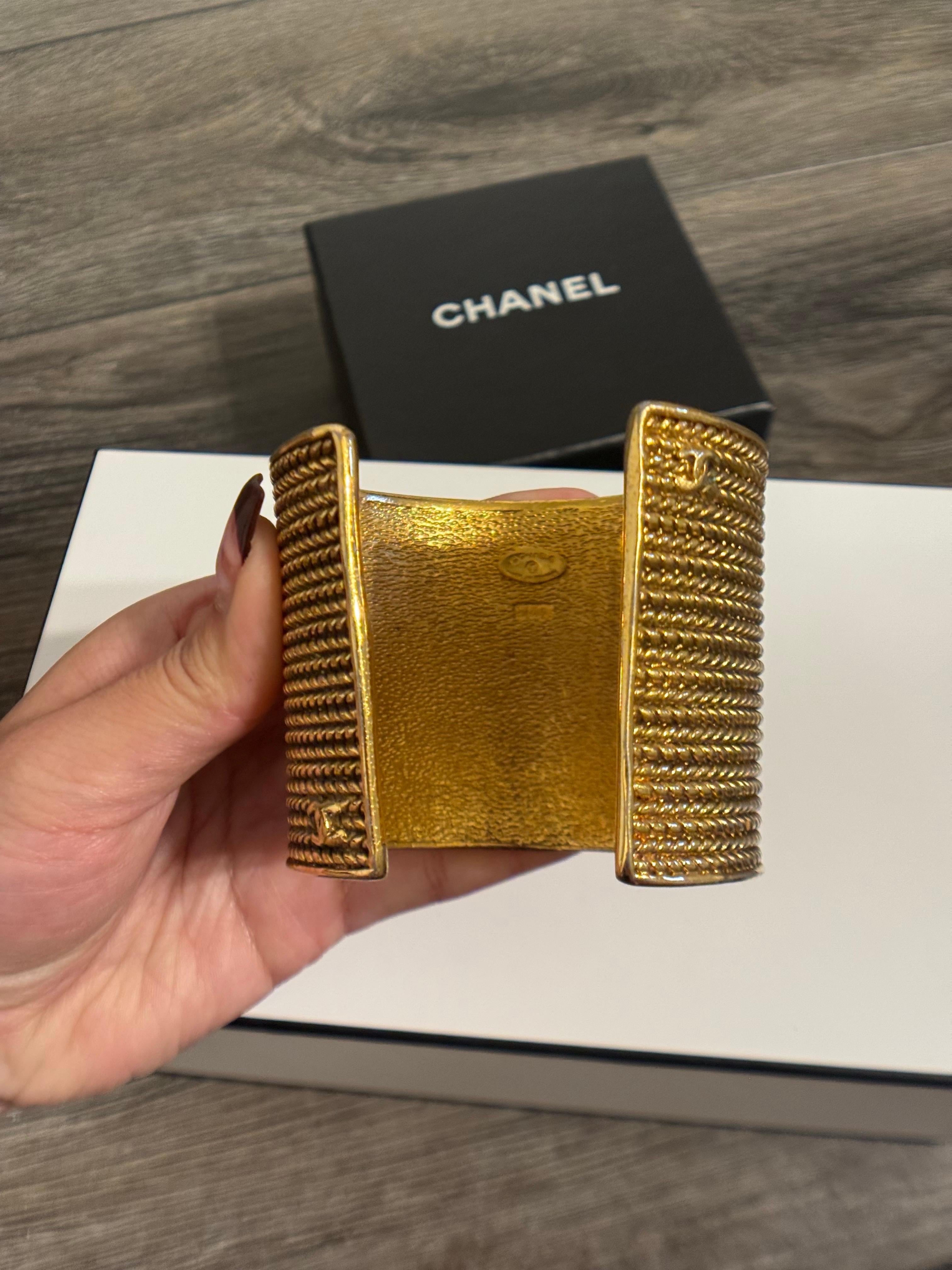 Bracciale vintage in oro testurizzato di Chanel in vendita 1