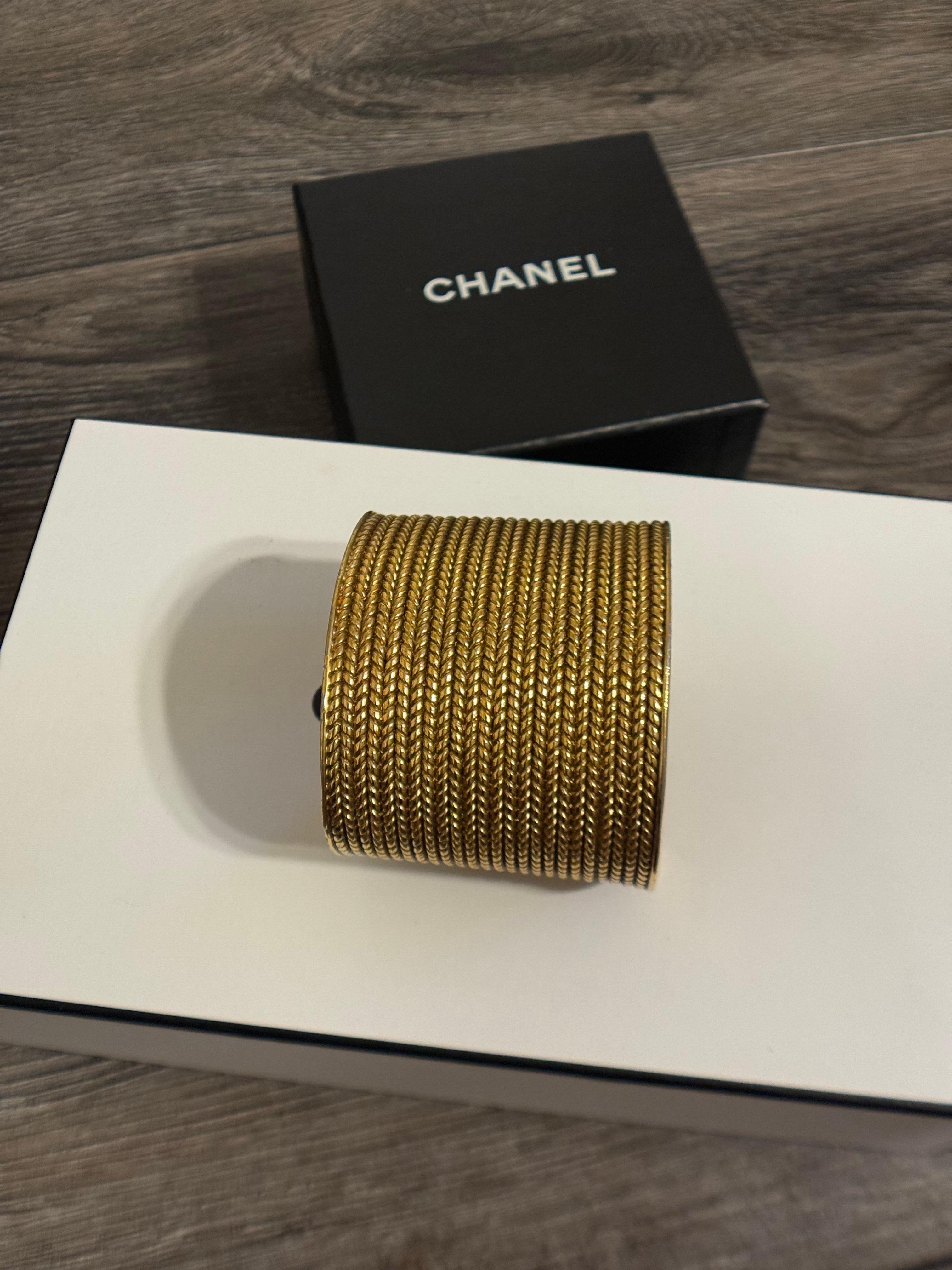 Bracciale vintage in oro testurizzato di Chanel in vendita 2