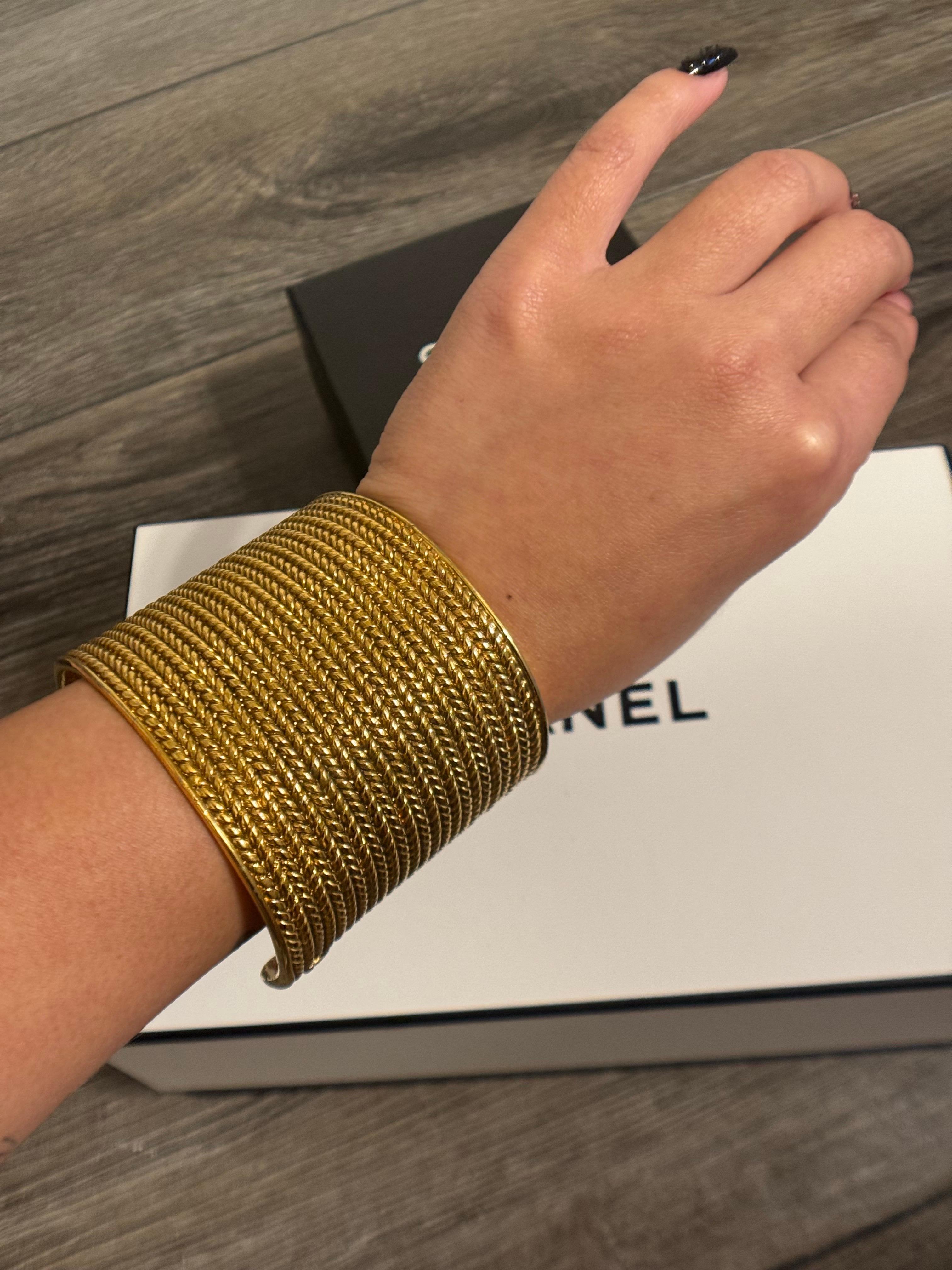 Bracciale vintage in oro testurizzato di Chanel in vendita 4