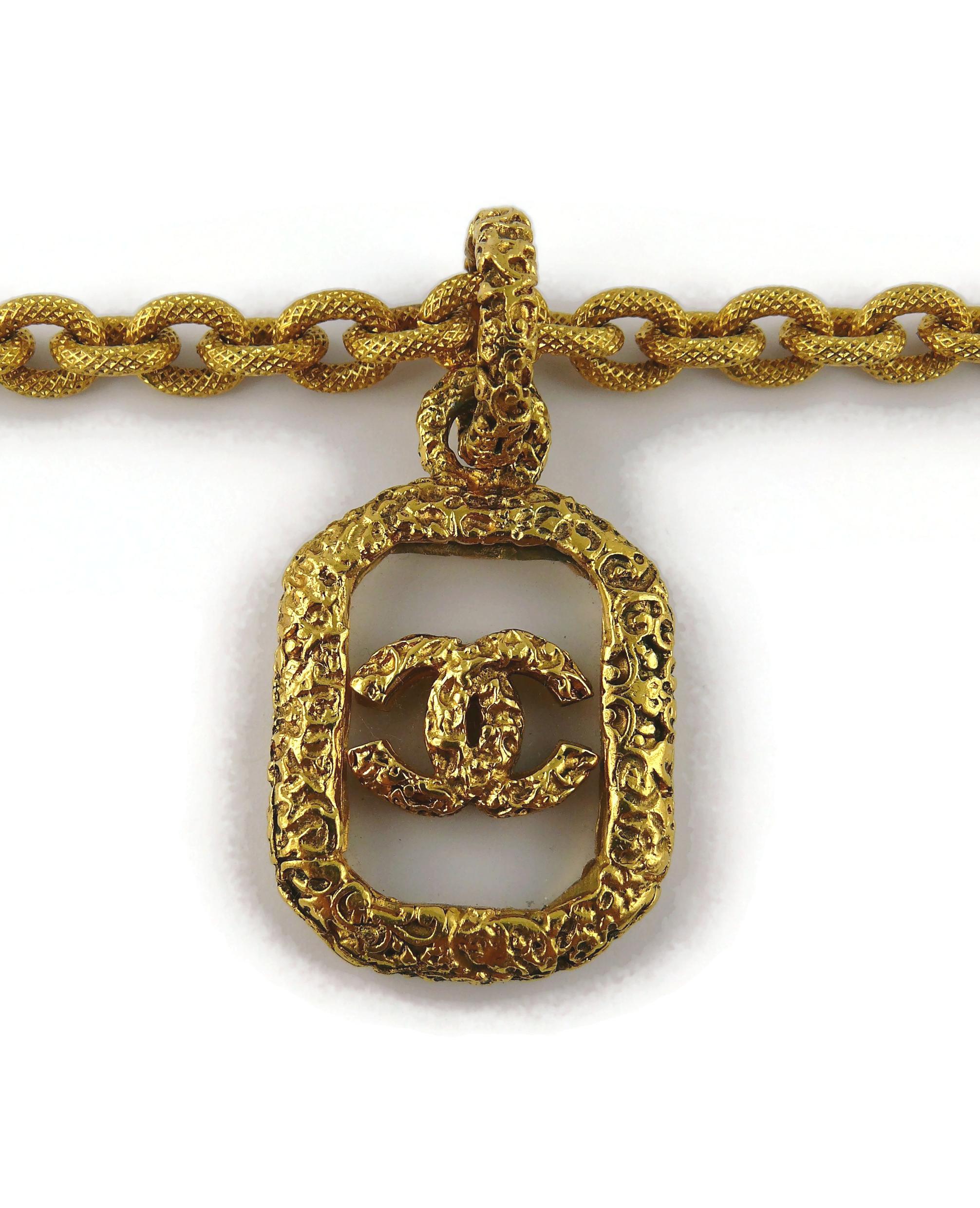 Chanel Vintage Textured Gold Toned CC Pendant Necklace, 1993 In Good Condition For Sale In Nice, FR
