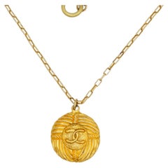 Chanel Vintage Textured Iconic CC Logo Round Circle Chain Lace Pendant Necklace