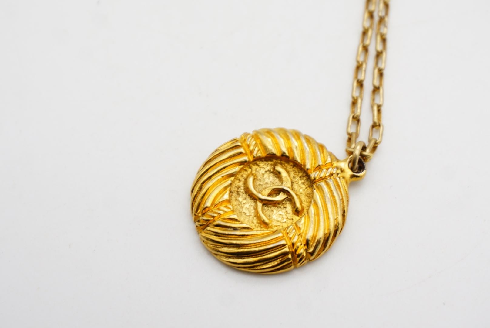 Chanel Vintage Textured Iconic CC Logo Round Circle Lace Pendant Chain Necklace For Sale 5