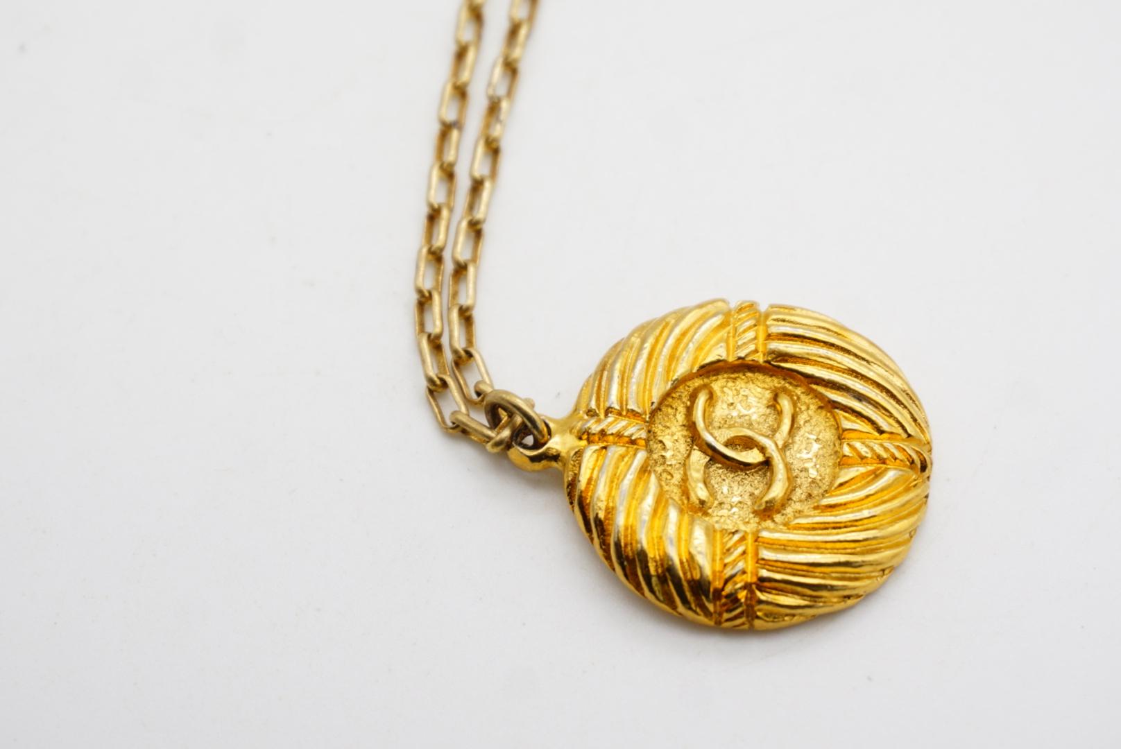 Chanel Vintage Textured Iconic CC Logo Round Circle Lace Pendant Chain Necklace For Sale 6