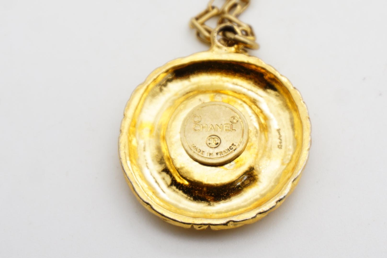 Chanel Vintage Textured Iconic CC Logo Round Circle Lace Pendant Chain Necklace For Sale 7