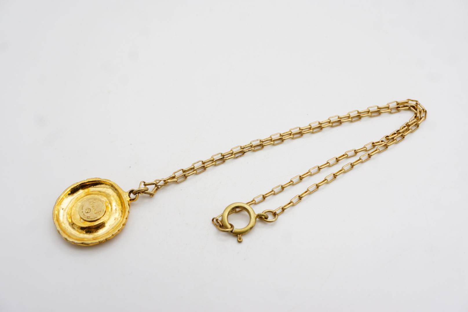 Chanel Vintage Textured Iconic CC Logo Round Circle Lace Pendant Chain Necklace For Sale 8