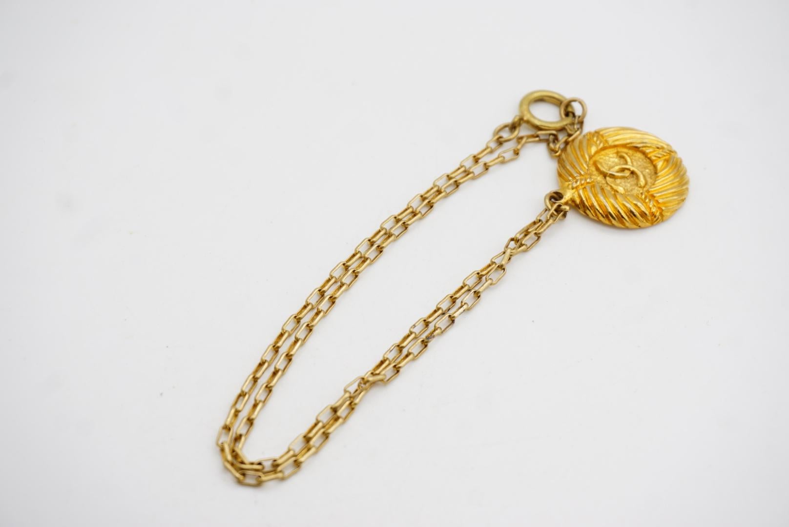 Chanel Vintage Textured Iconic CC Logo Round Circle Lace Pendant Chain Necklace For Sale 9