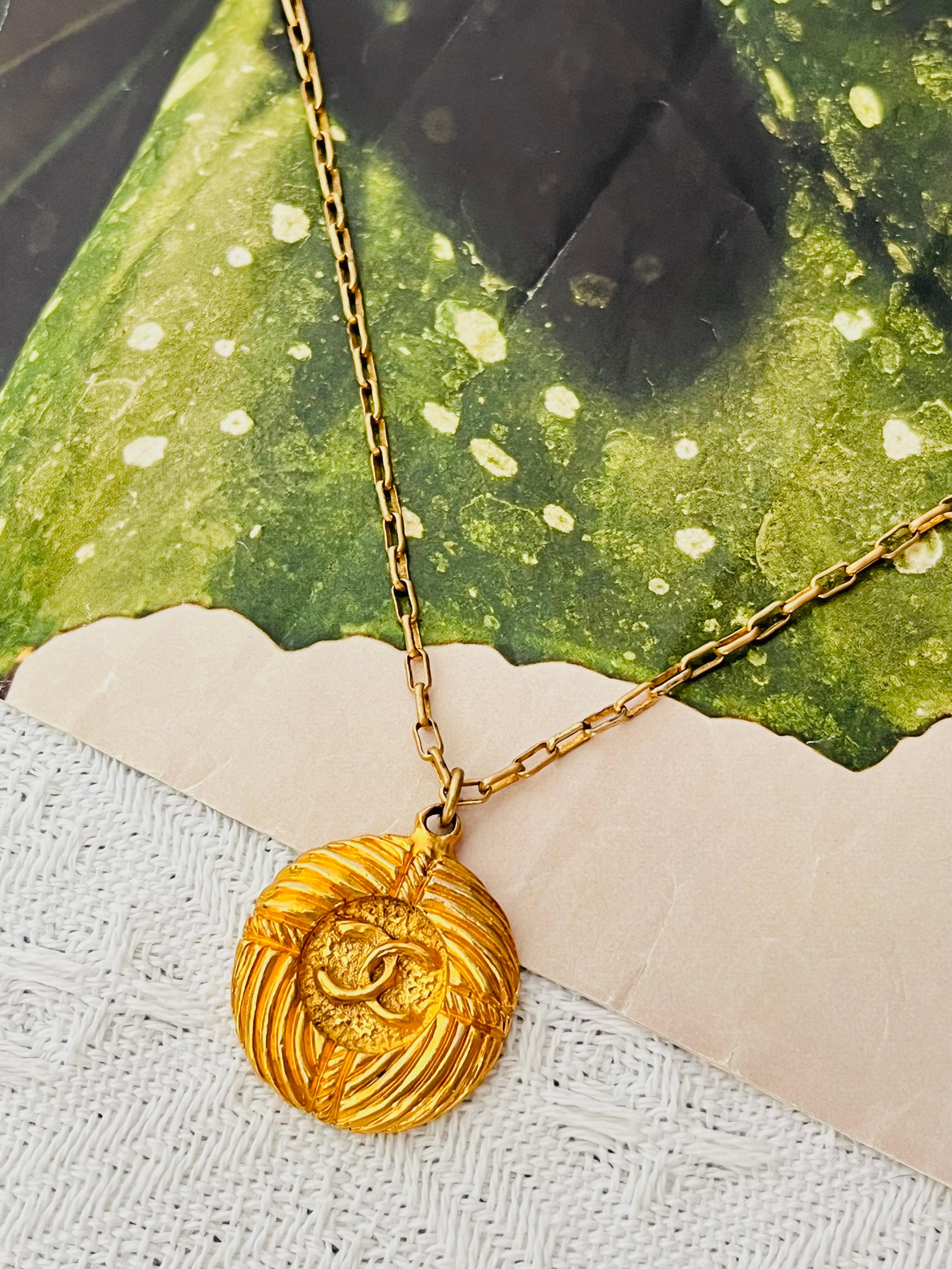 Chanel Vintage 1970s Unisex Textured Iconic CC Logo Round Circle Lace Pendant Adjustable Hinged Chain Elegant Modernist Choker Collar Necklace, Gold Tone

Very good condition. Maybe light scratches or colour loss, barely noticeable . 100%