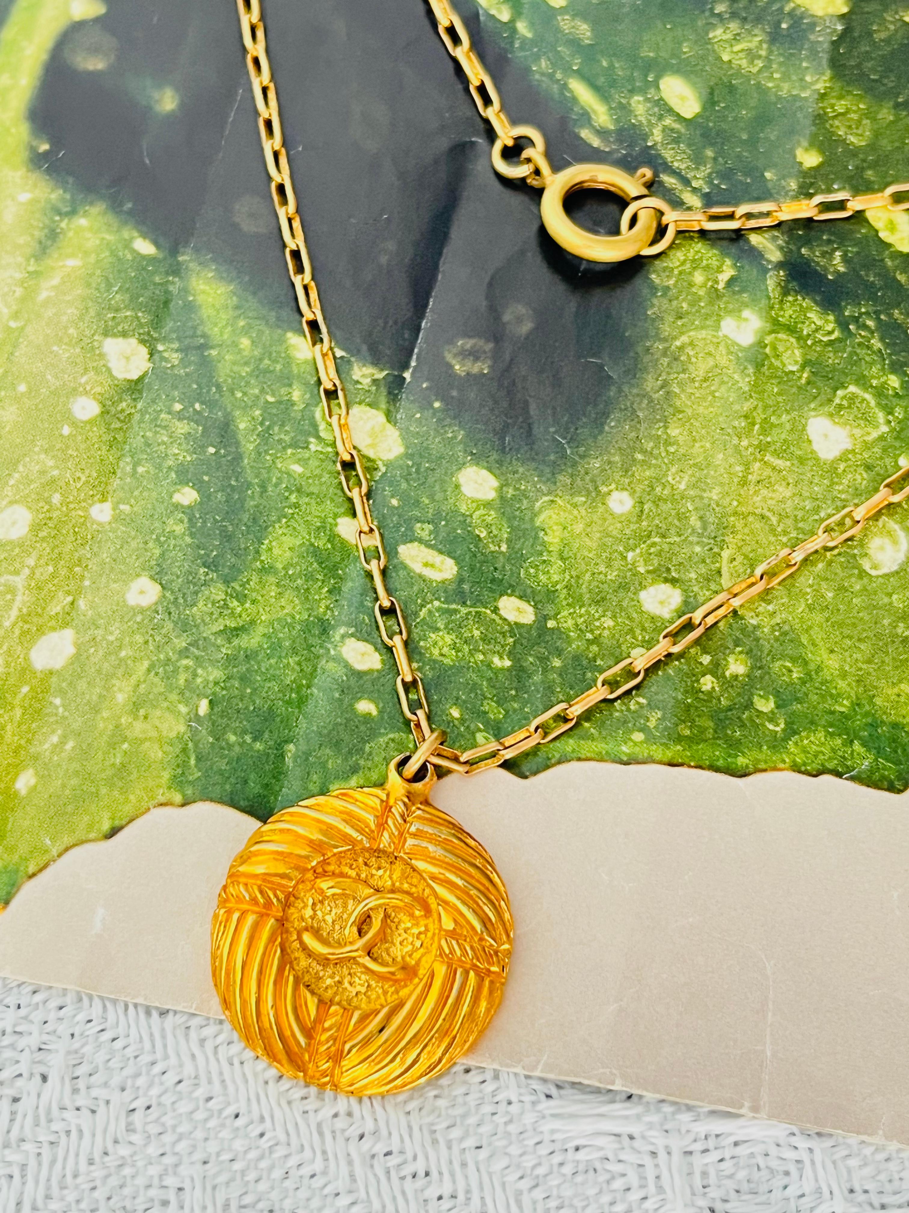 Art Deco Chanel Vintage Textured Iconic CC Logo Round Circle Lace Pendant Chain Necklace For Sale