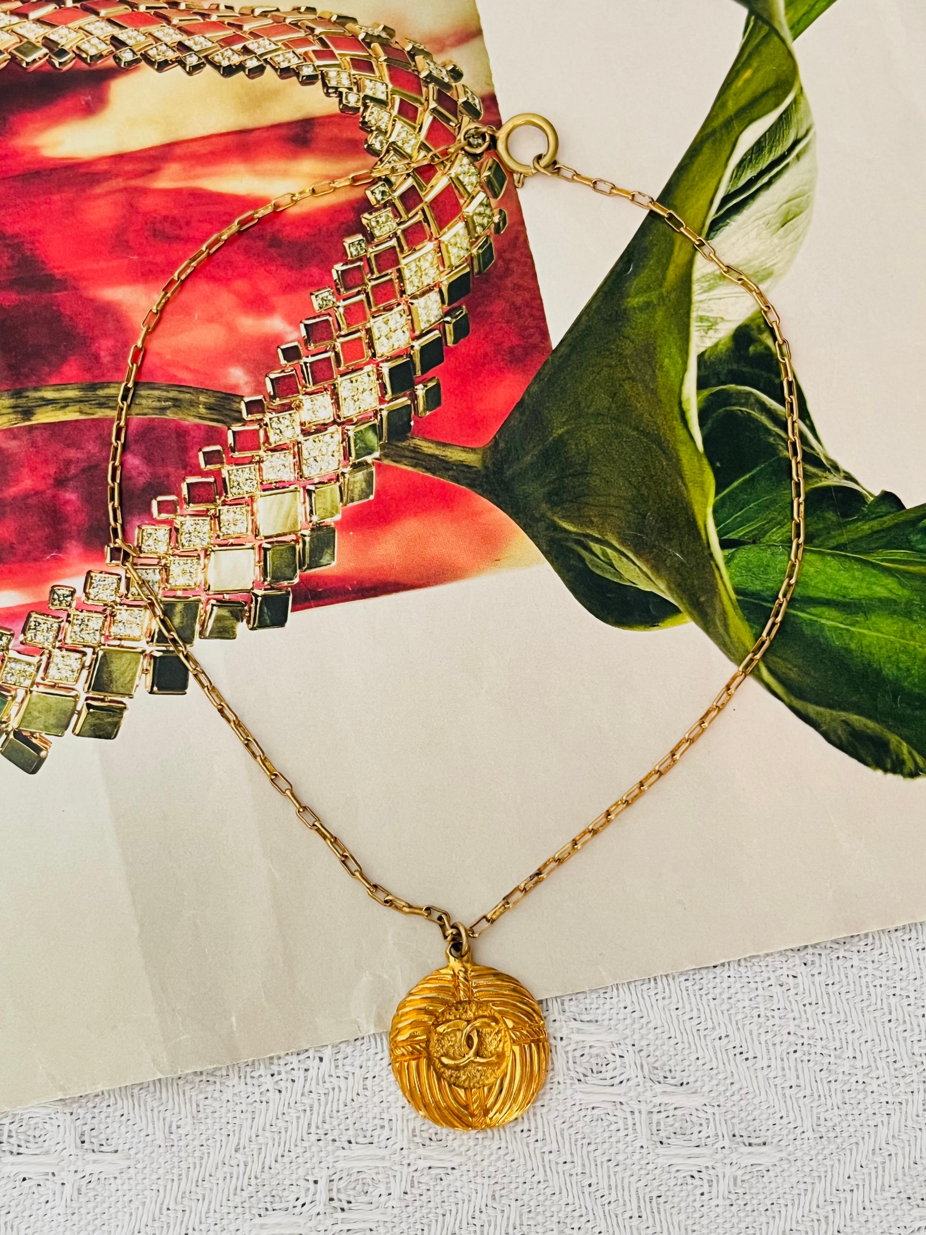 Chanel Vintage Textured Iconic CC Logo Round Circle Lace Pendant Chain Necklace In Good Condition For Sale In Wokingham, England