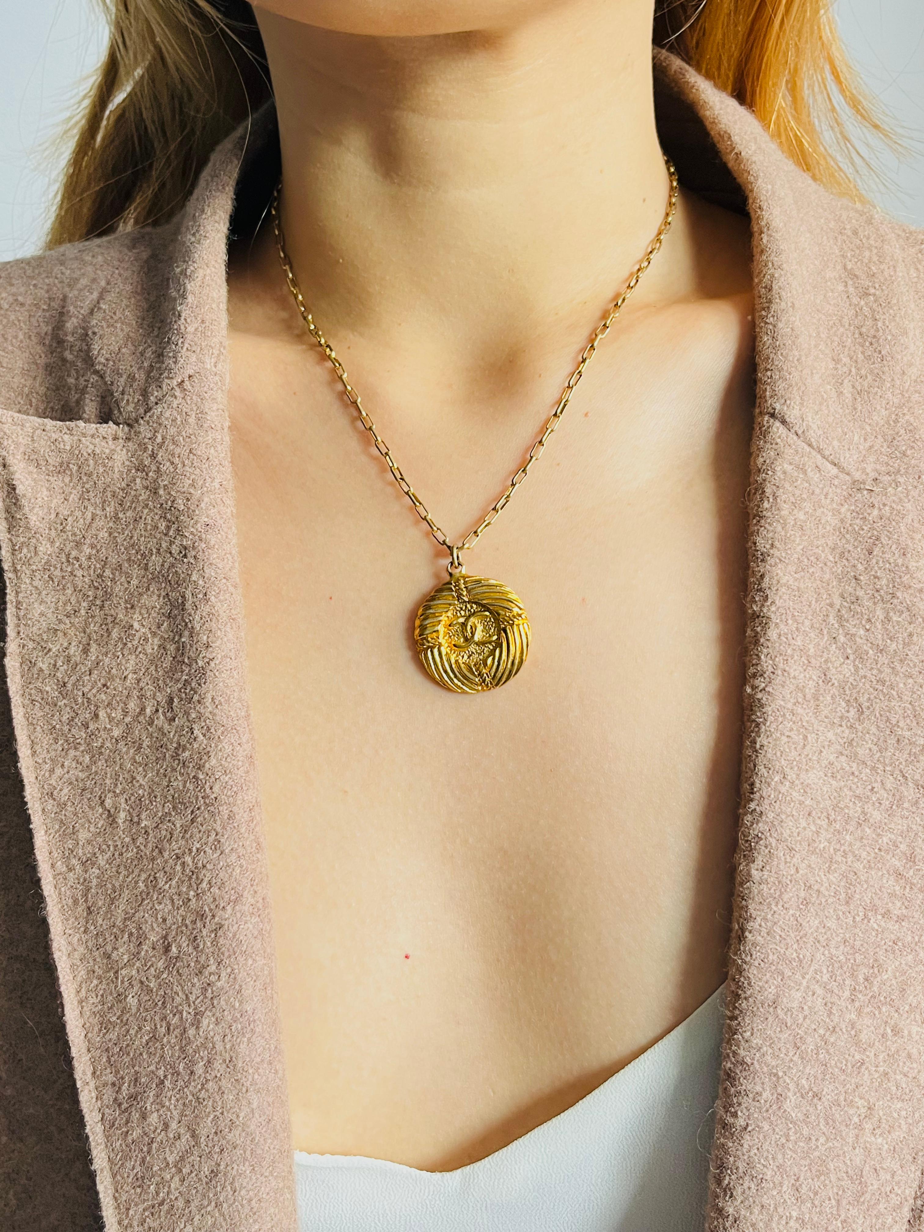 Women's or Men's Chanel Vintage Textured Iconic CC Logo Round Circle Lace Pendant Chain Necklace For Sale