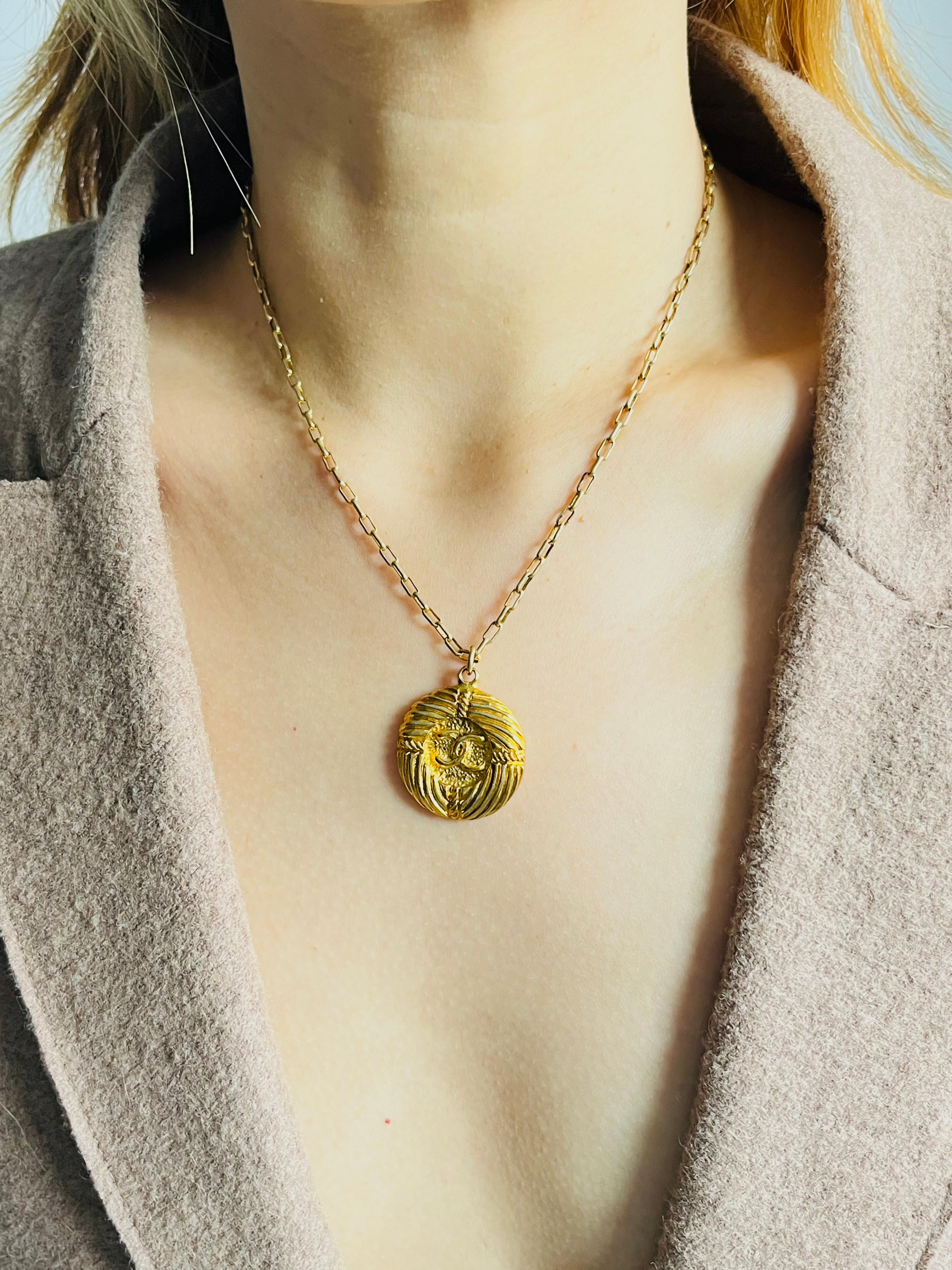 Chanel Vintage Textured Iconic CC Logo Round Circle Lace Pendant Chain Necklace For Sale 1