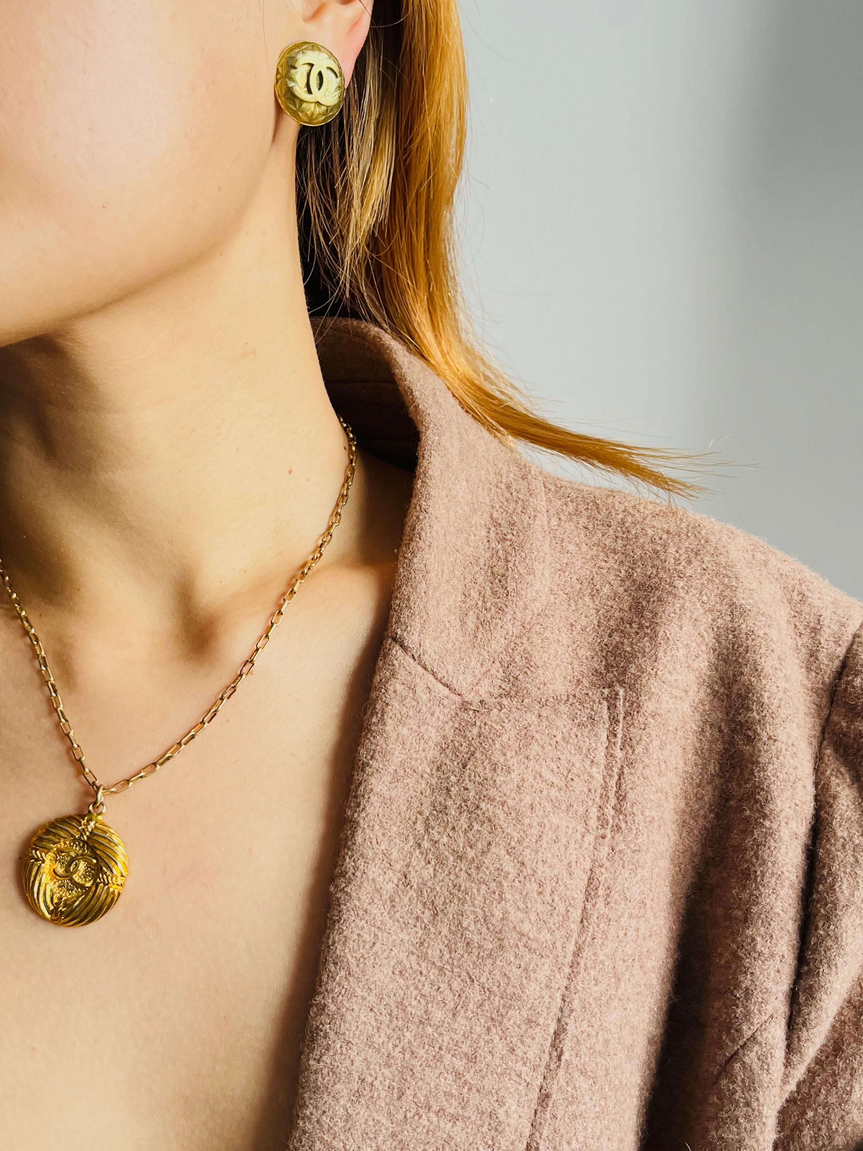 Chanel Vintage Textured Iconic CC Logo Round Circle Lace Pendant Chain Necklace For Sale 2