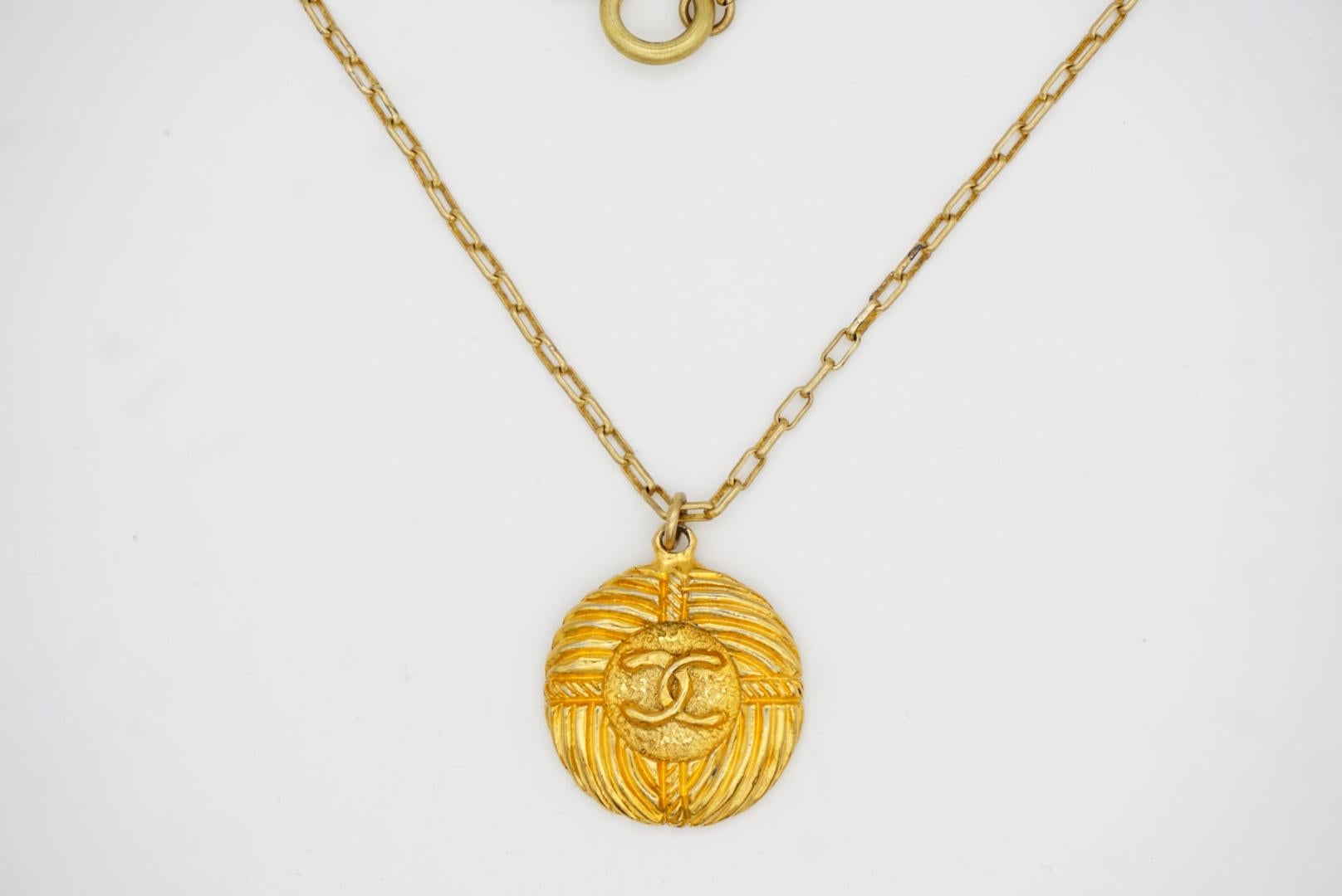Chanel Vintage Textured Iconic CC Logo Round Circle Lace Pendant Chain Necklace For Sale 3