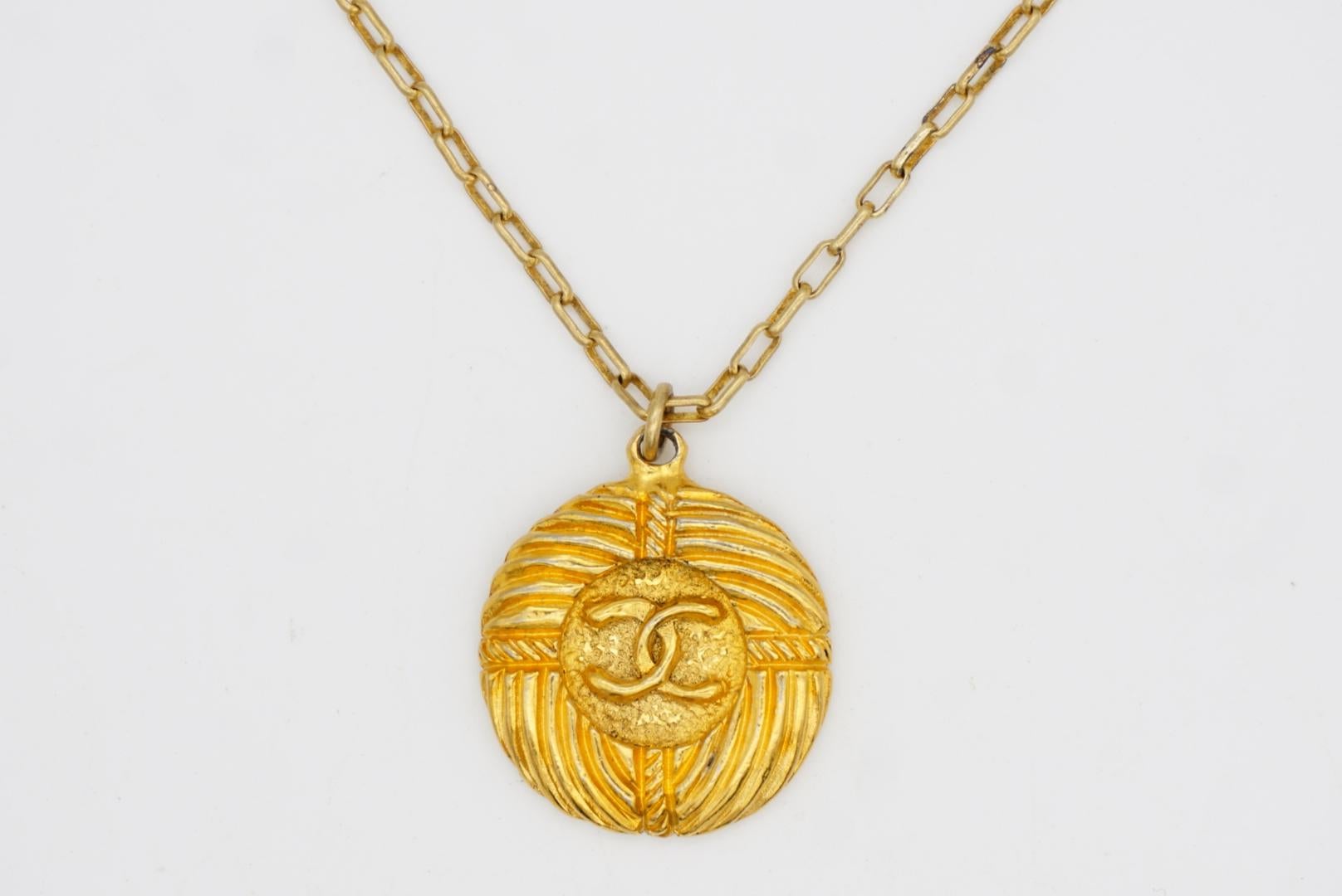 Chanel Vintage Textured Iconic CC Logo Round Circle Lace Pendant Chain Necklace For Sale 4